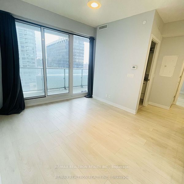 2221 Yonge Street 1007, Toronto, ON M4S 0B8 photo 3