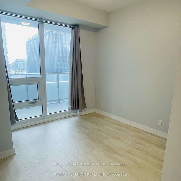 2221 Yonge Street 1007, Toronto, ON M4S 0B8 photo 4