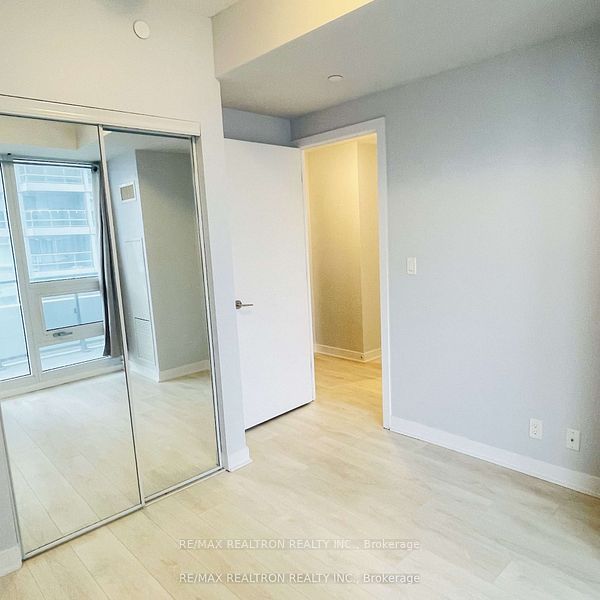 2221 Yonge Street 1007, Toronto, ON M4S 0B8 photo 5