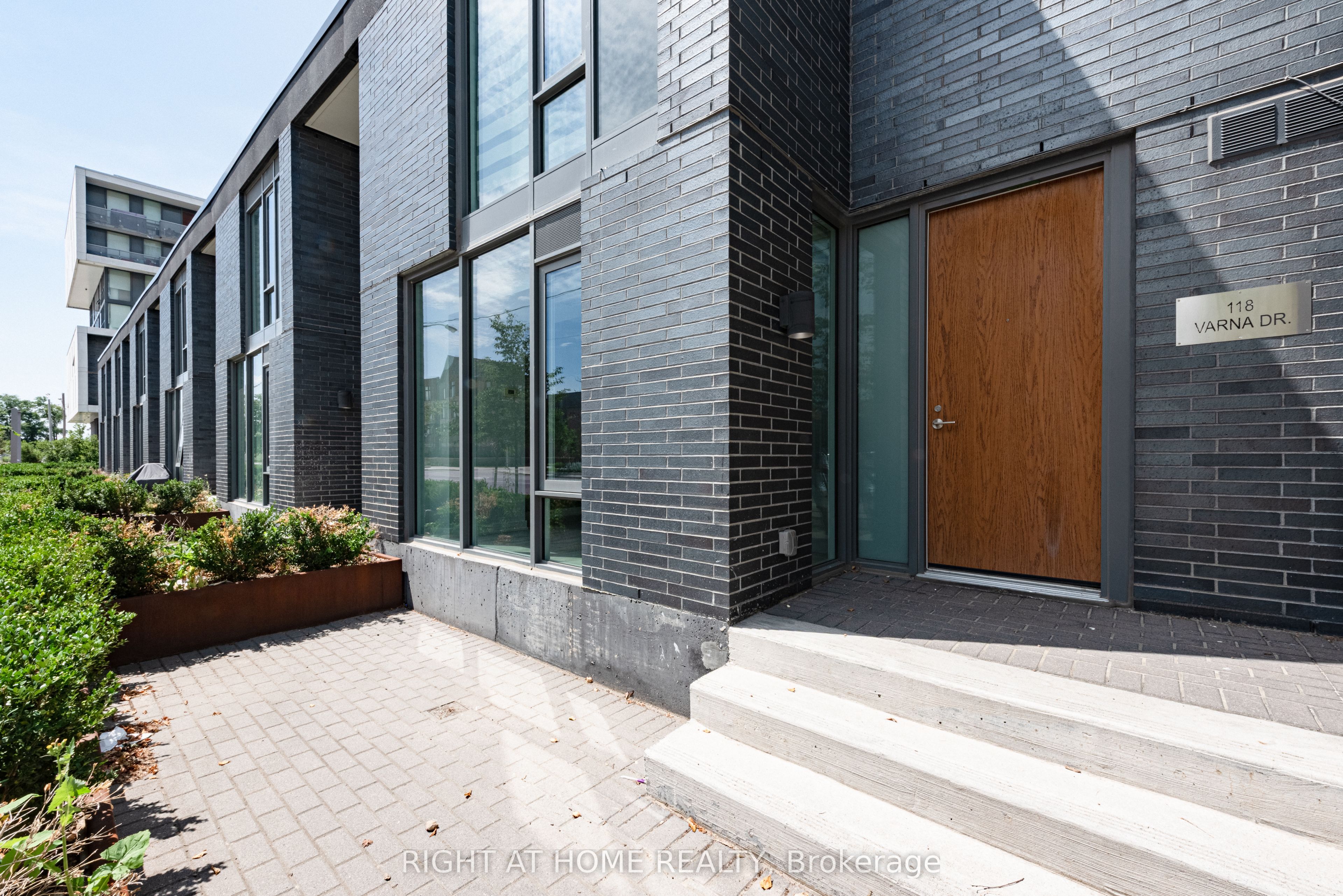 118 Varna Drive 101, Toronto, ON M6A 1N3 photo 2