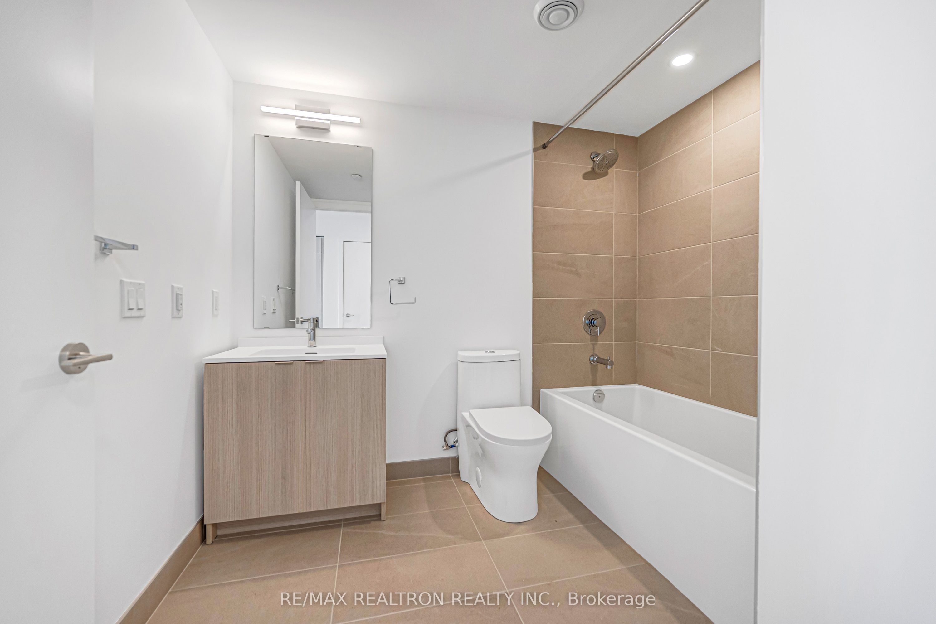 100 Queens Street E 2508, Toronto, ON M5C 0B5 photo 3