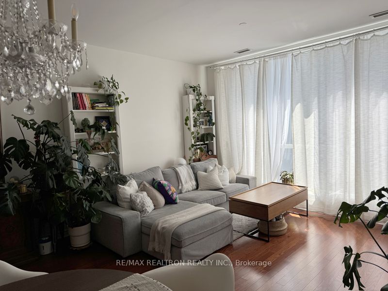 980 Yonge Street 714, Toronto, ON M4W 3V8 photo 3