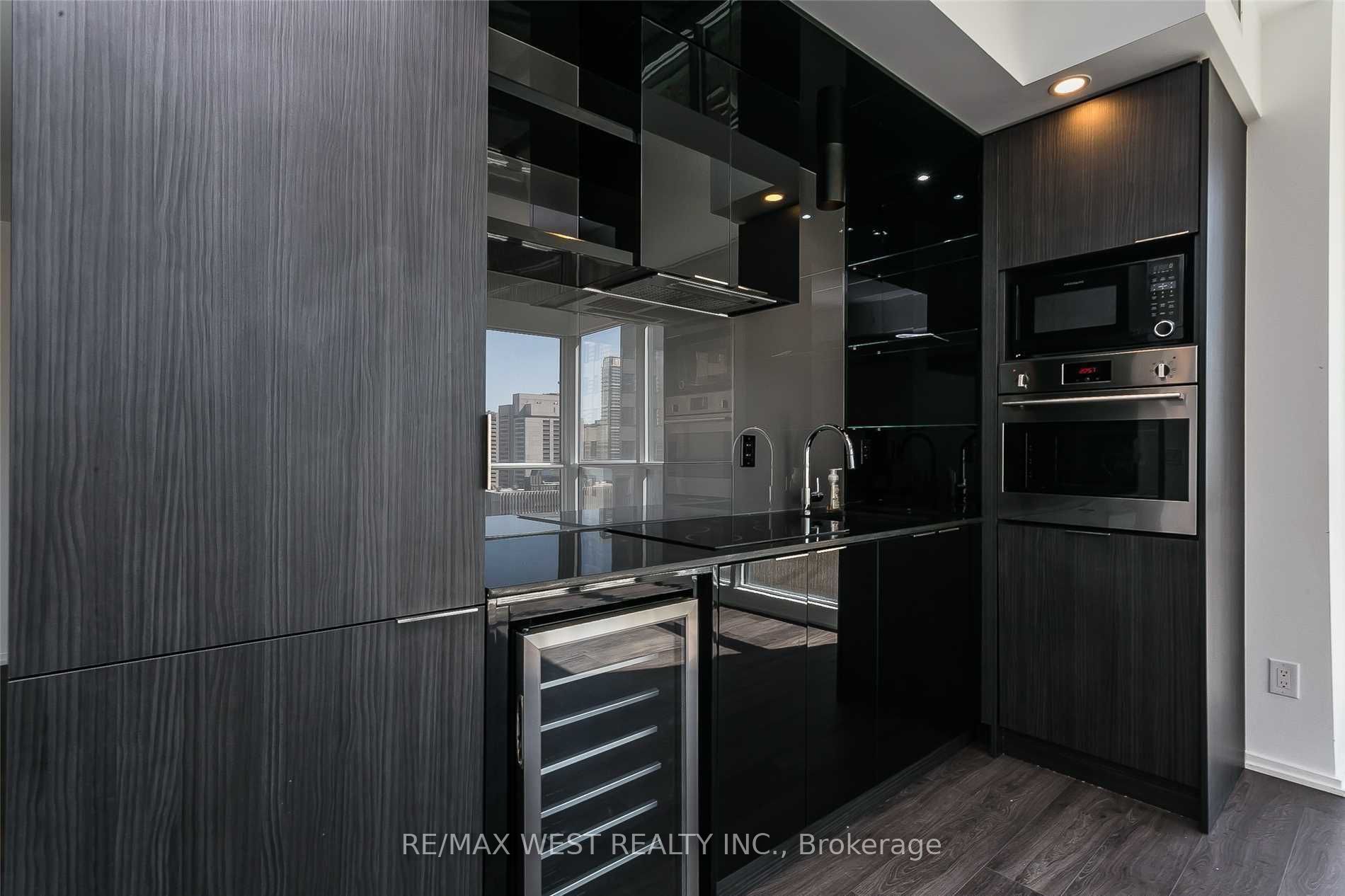 70 Temperance Street 1615, Toronto, ON M5H 0B1 photo 2