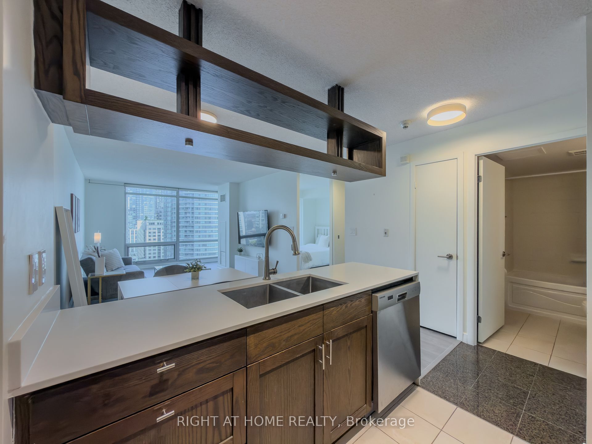 81 Navy Wharf Court 2611, Toronto, ON M5V 3S2 photo 3