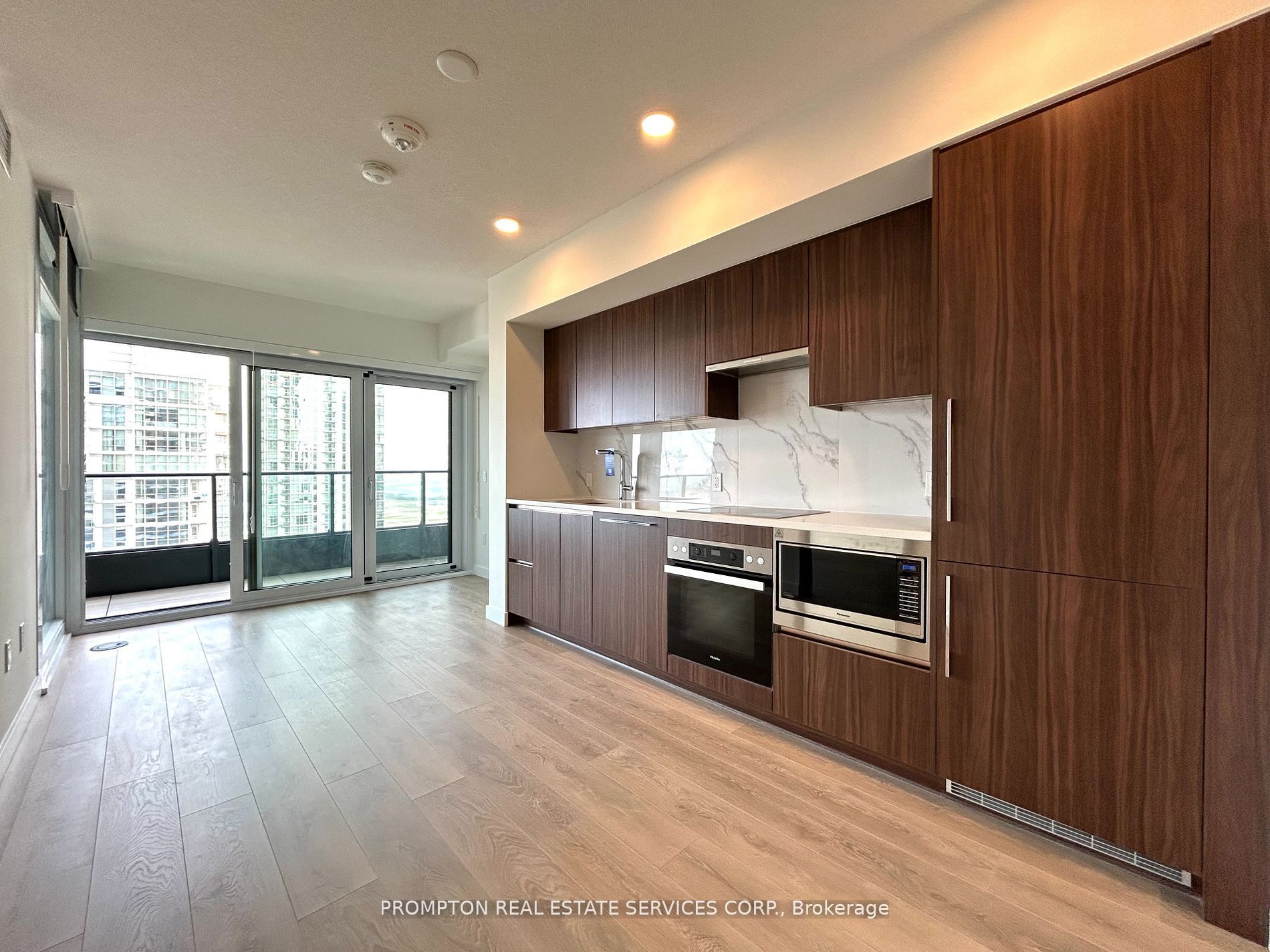 1 Concord Cityplace Way 5209, Toronto, ON M5V 0X3