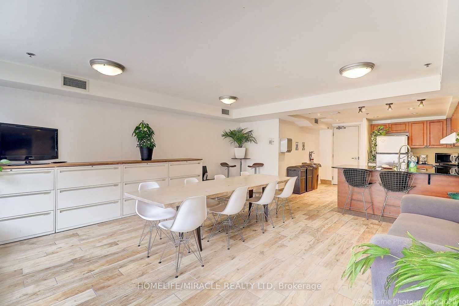 225 Wellesley Street 607, Toronto, ON M4X 1X8 photo 4