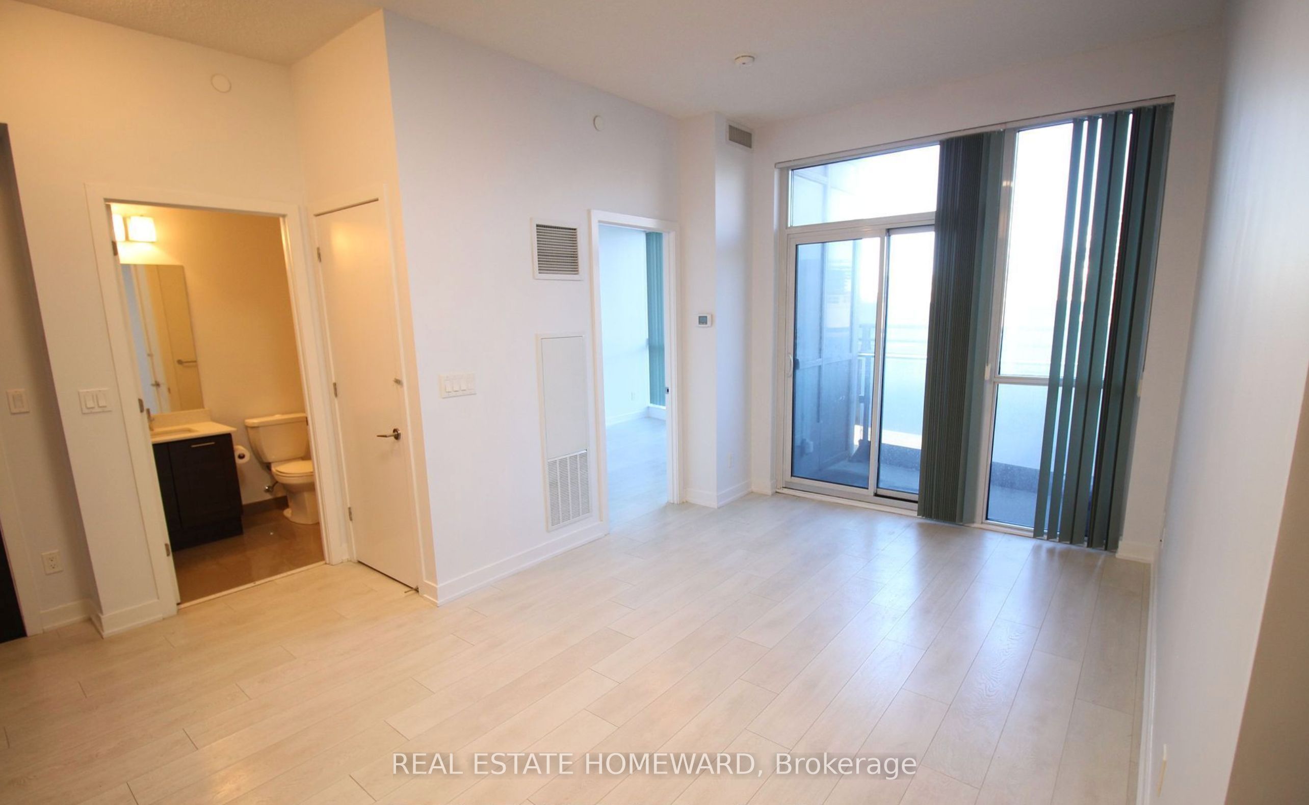 50 Bruyeres Mews 732, Toronto, ON M5V 0A7