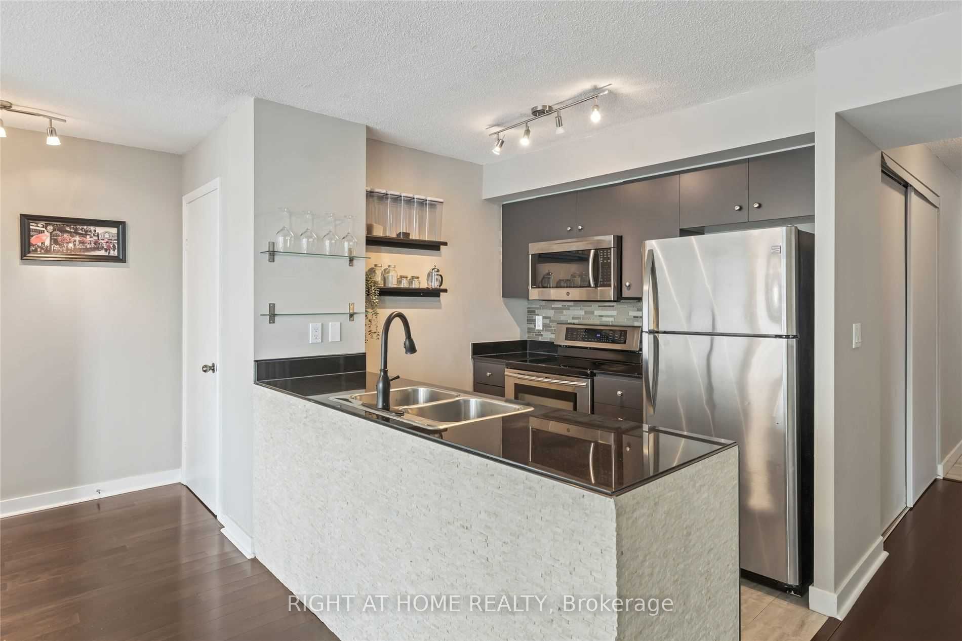 381 Front Street 2911, Toronto, ON M5V 3R8 photo 3