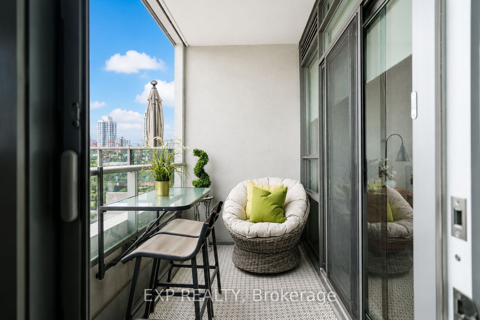 500 St Clair Avenue W 404, Toronto, ON M6C 1A8 photo 4