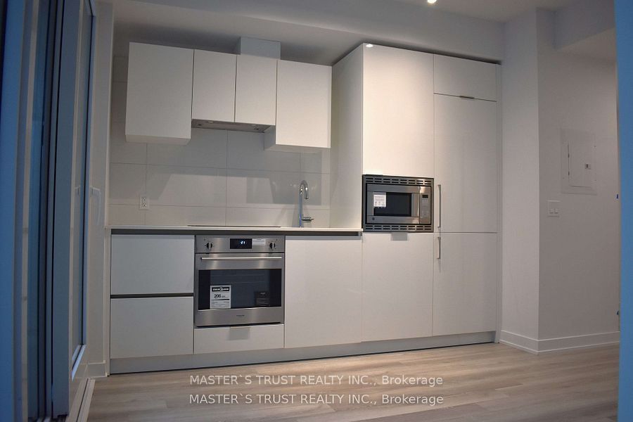 230 Simcoe Street 1813, Toronto, ON M5T 1T4 photo 2