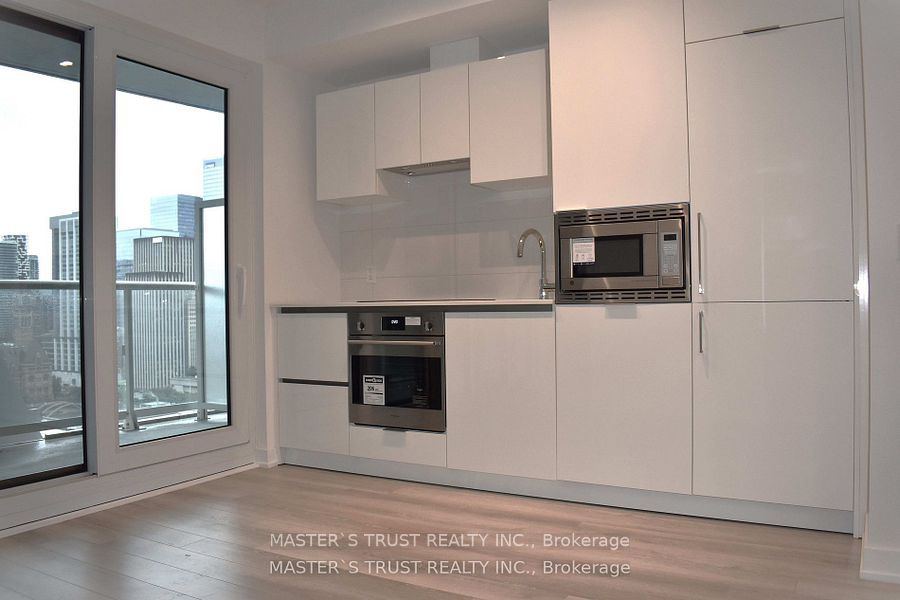 230 Simcoe Street 1813, Toronto, ON M5T 1T4 photo 3