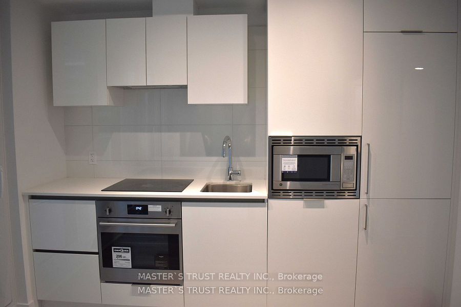 230 Simcoe Street 1813, Toronto, ON M5T 1T4 photo 4