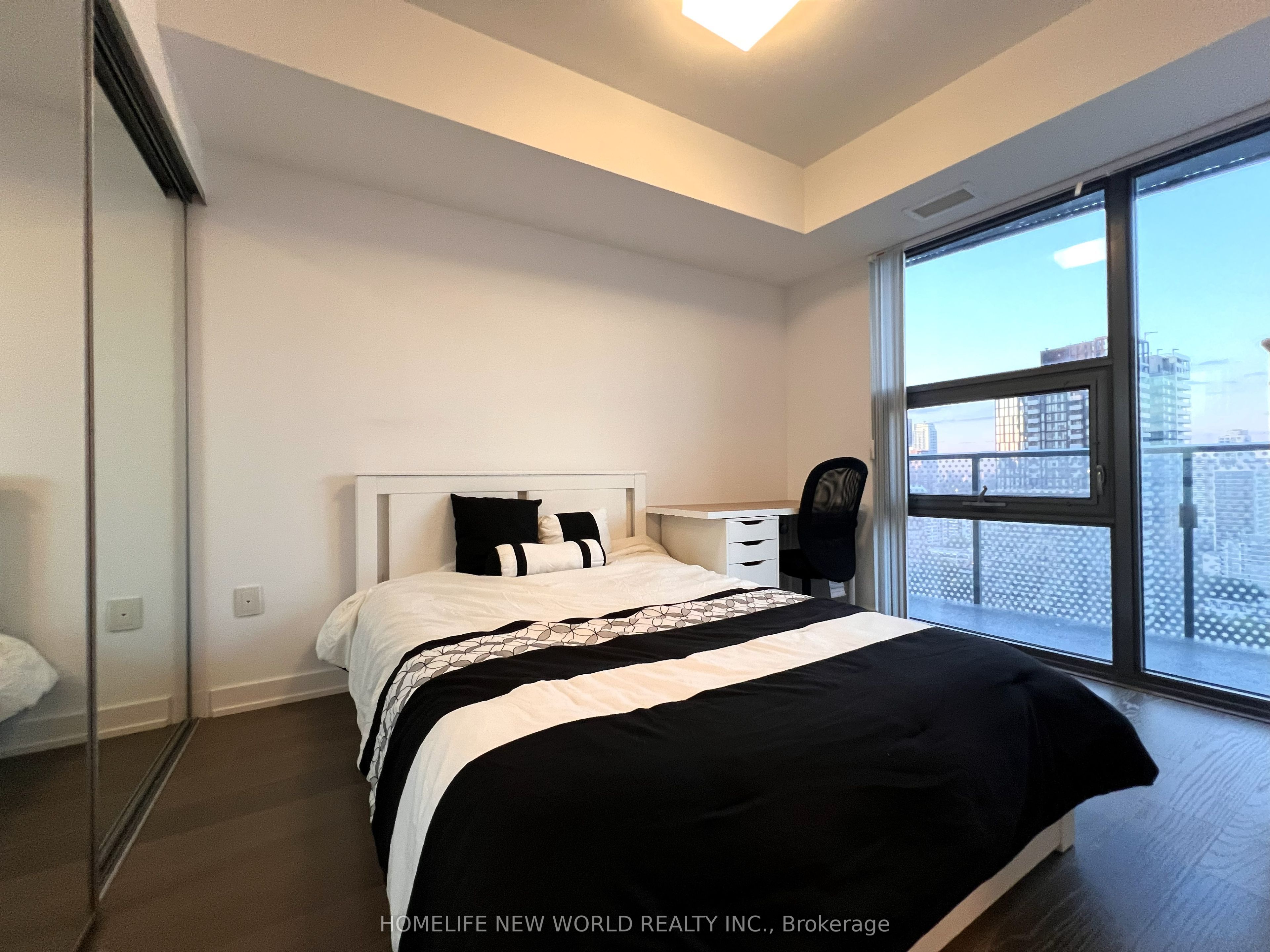 11 WELLESLEY Street W 2401, Toronto, ON M4Y 0G4 photo 4