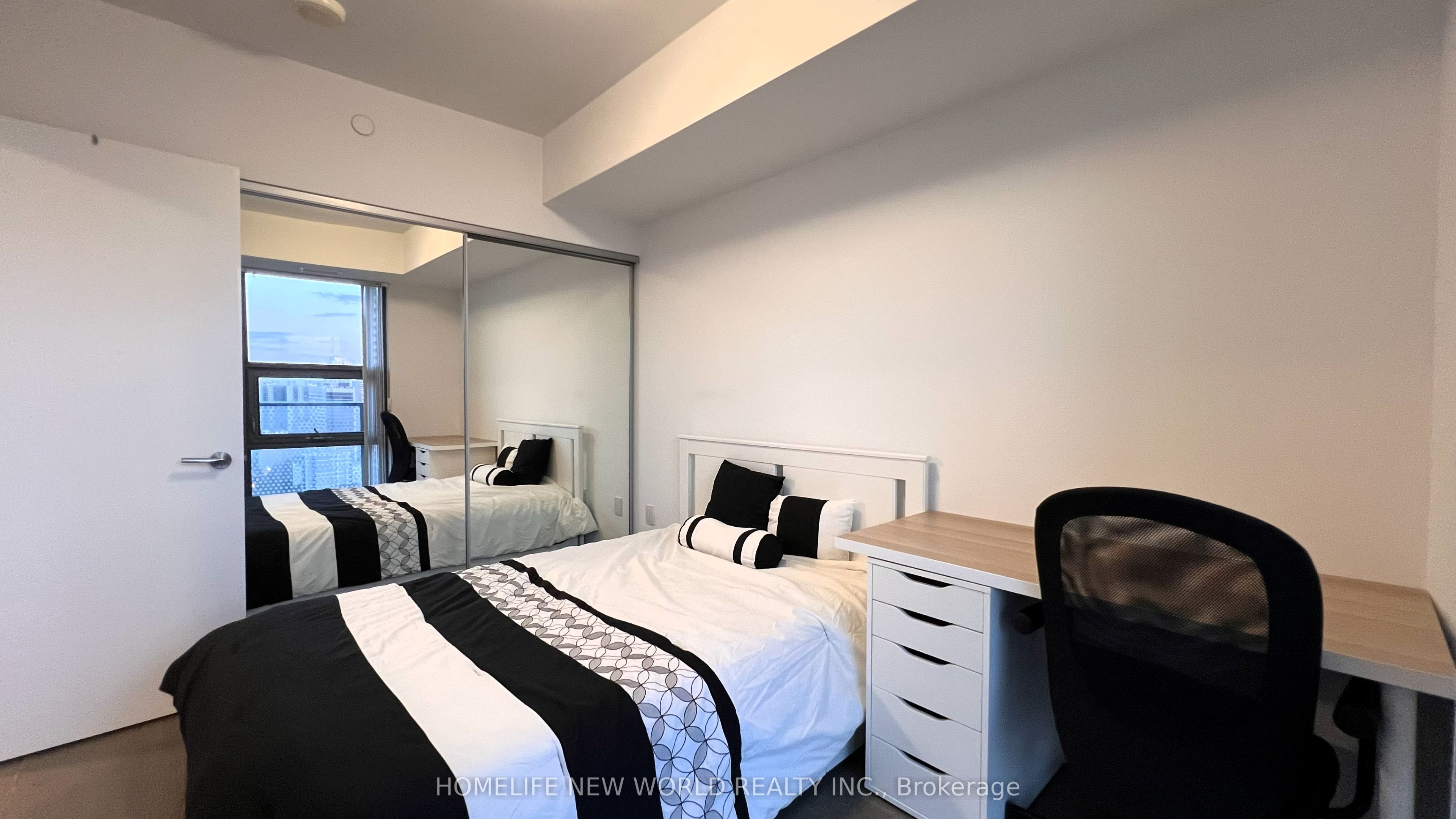 11 WELLESLEY Street W 2401, Toronto, ON M4Y 0G4 photo 5