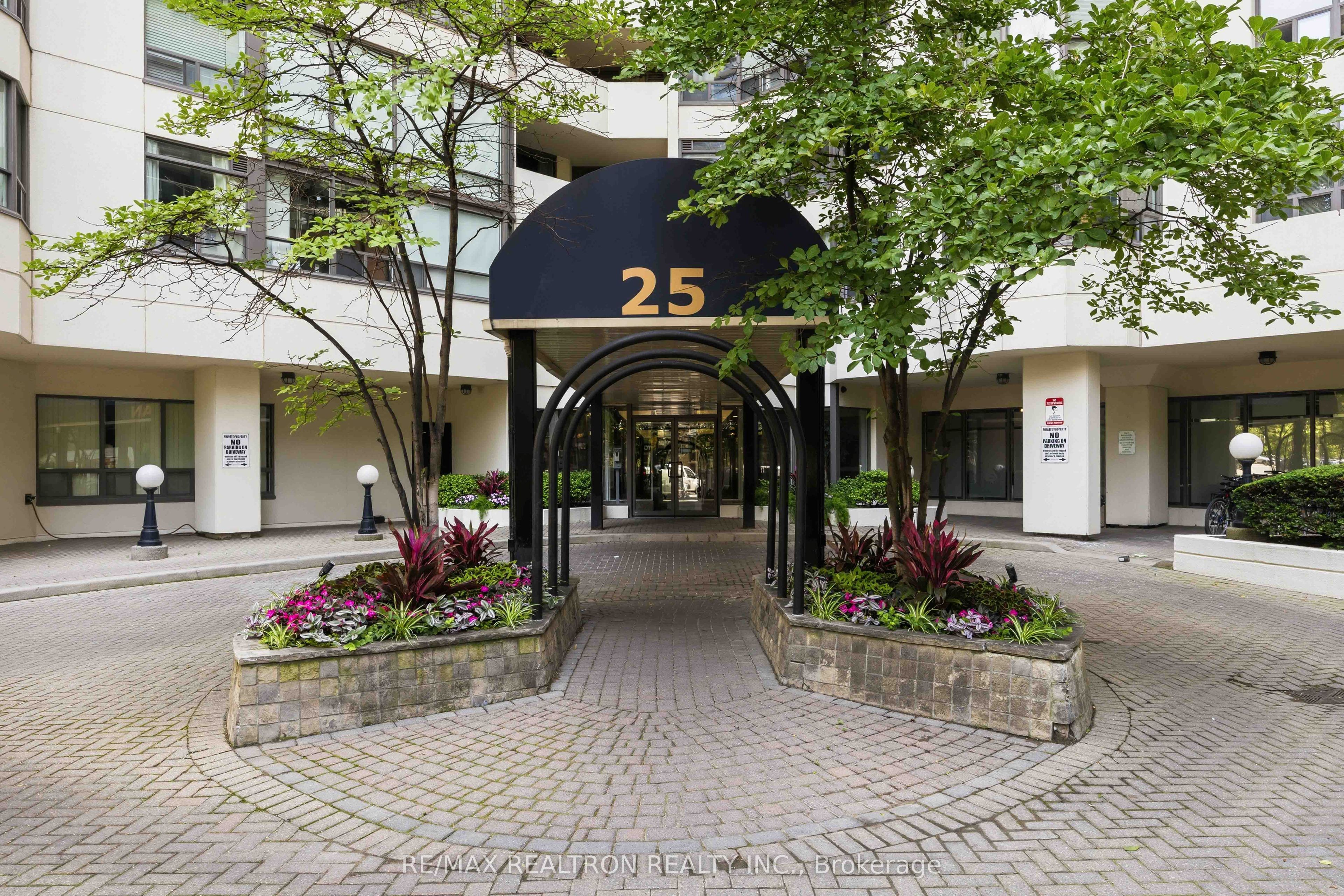 25 Maitland Street 704, Toronto, ON M4Y 2W1 photo 2
