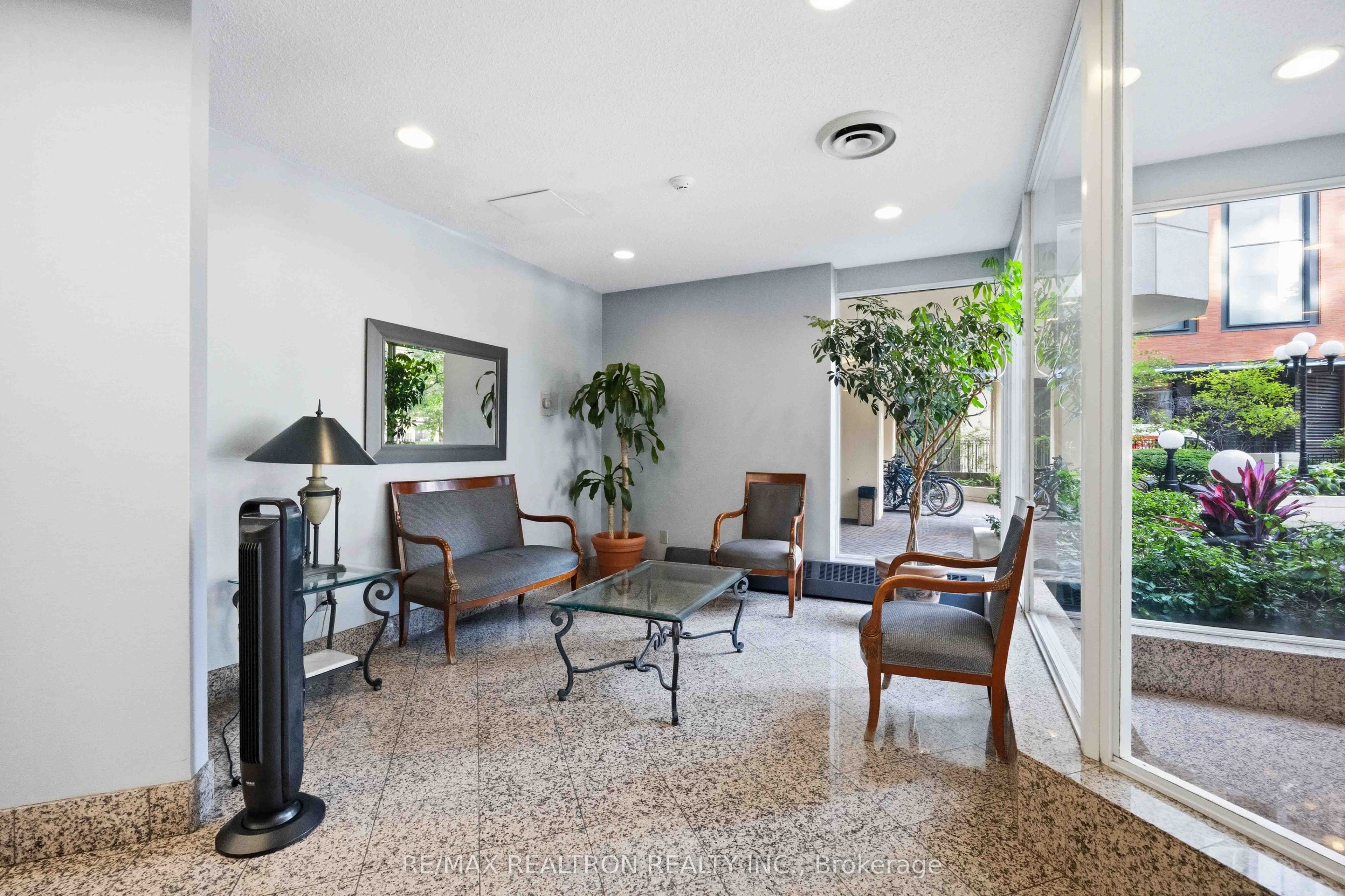 25 Maitland Street 704, Toronto, ON M4Y 2W1 photo 3