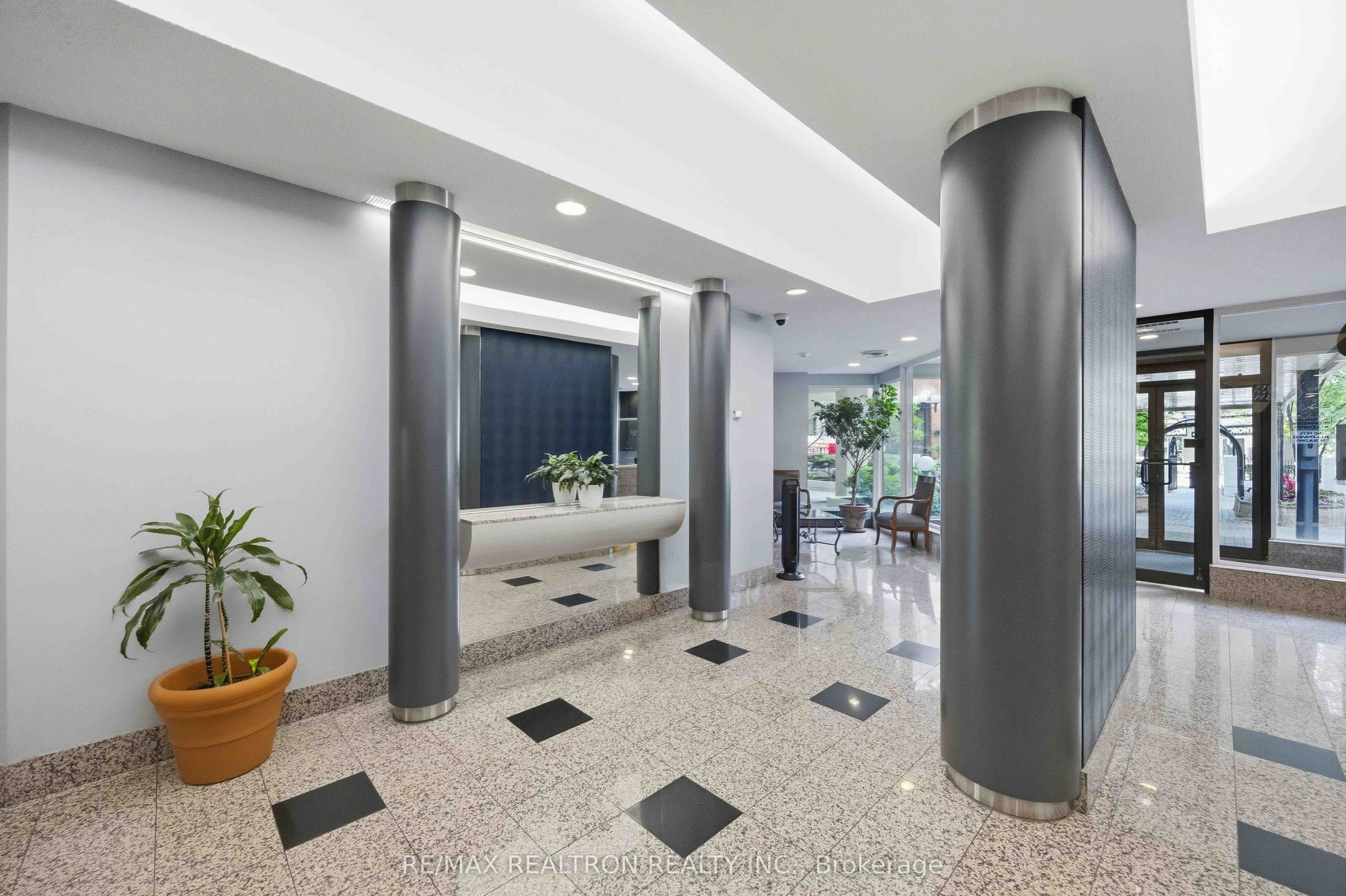 25 Maitland Street 704, Toronto, ON M4Y 2W1 photo 4