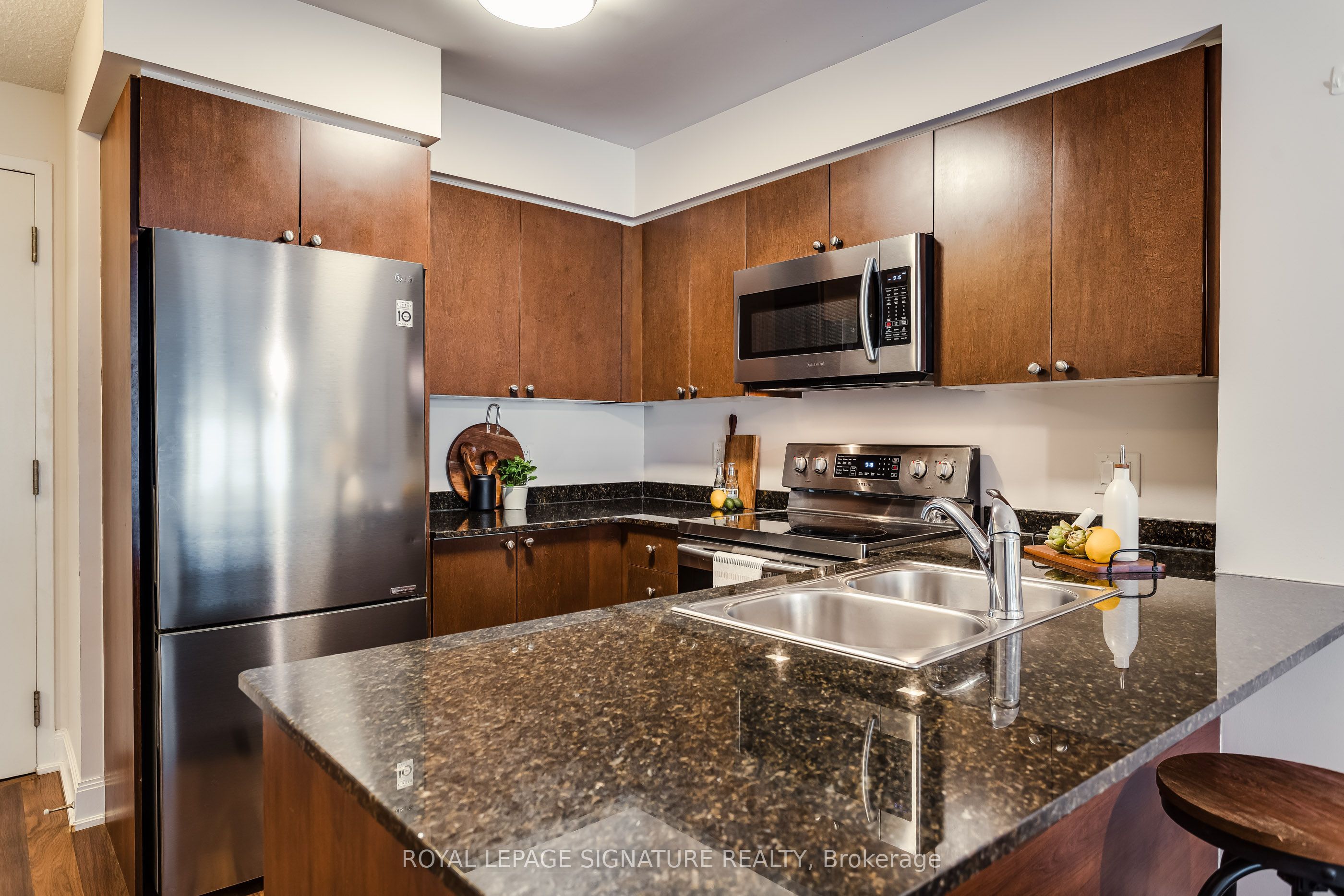 2191 Yonge Street 910, Toronto, ON M4S 3H8 photo 5