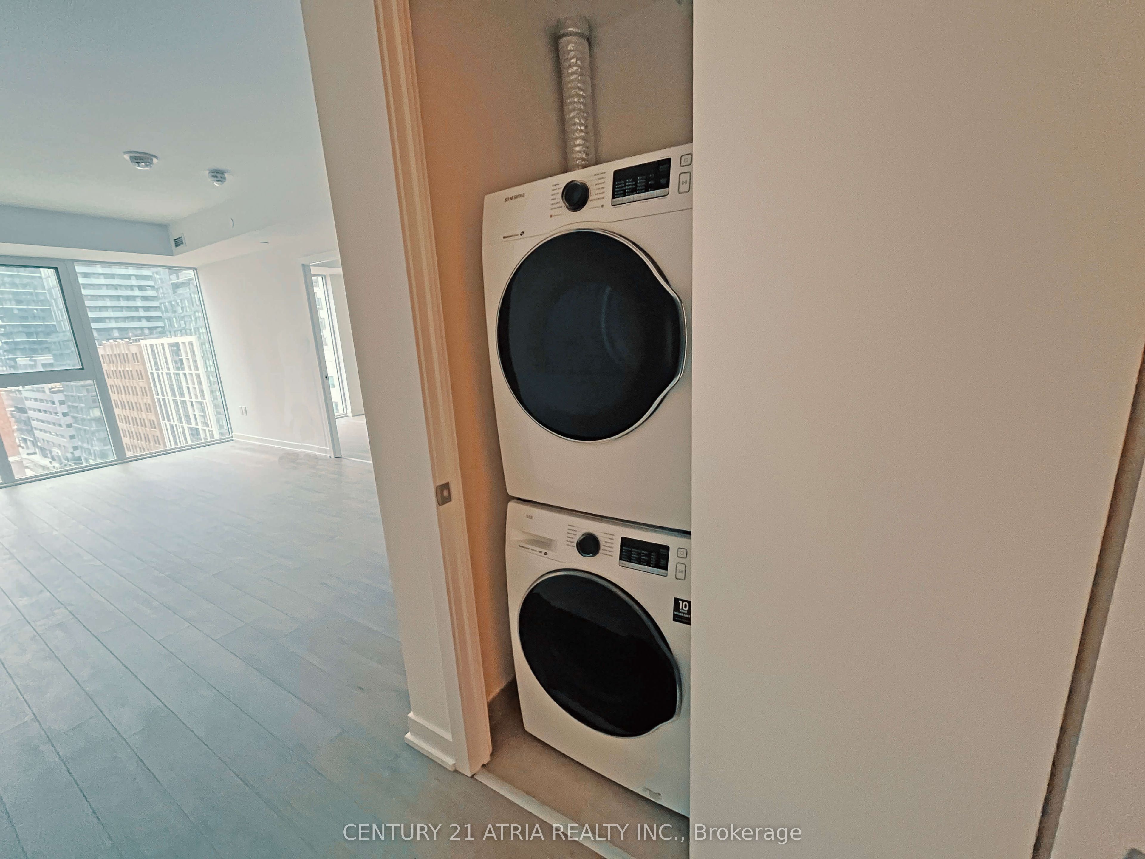357 King Street W 1002, Toronto, ON M5V 0S7 photo 3