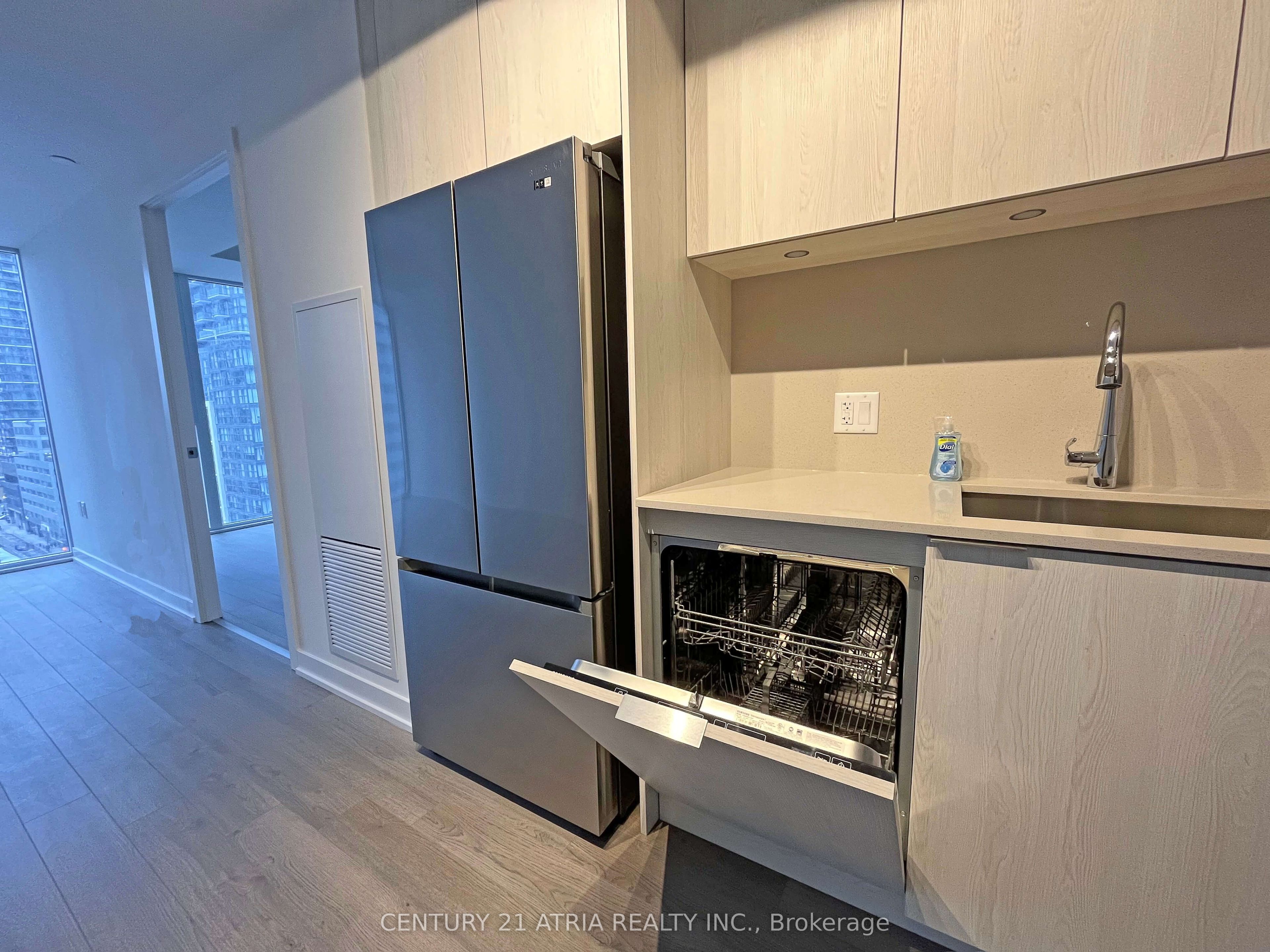 357 King Street W 1002, Toronto, ON M5V 0S7 photo 5
