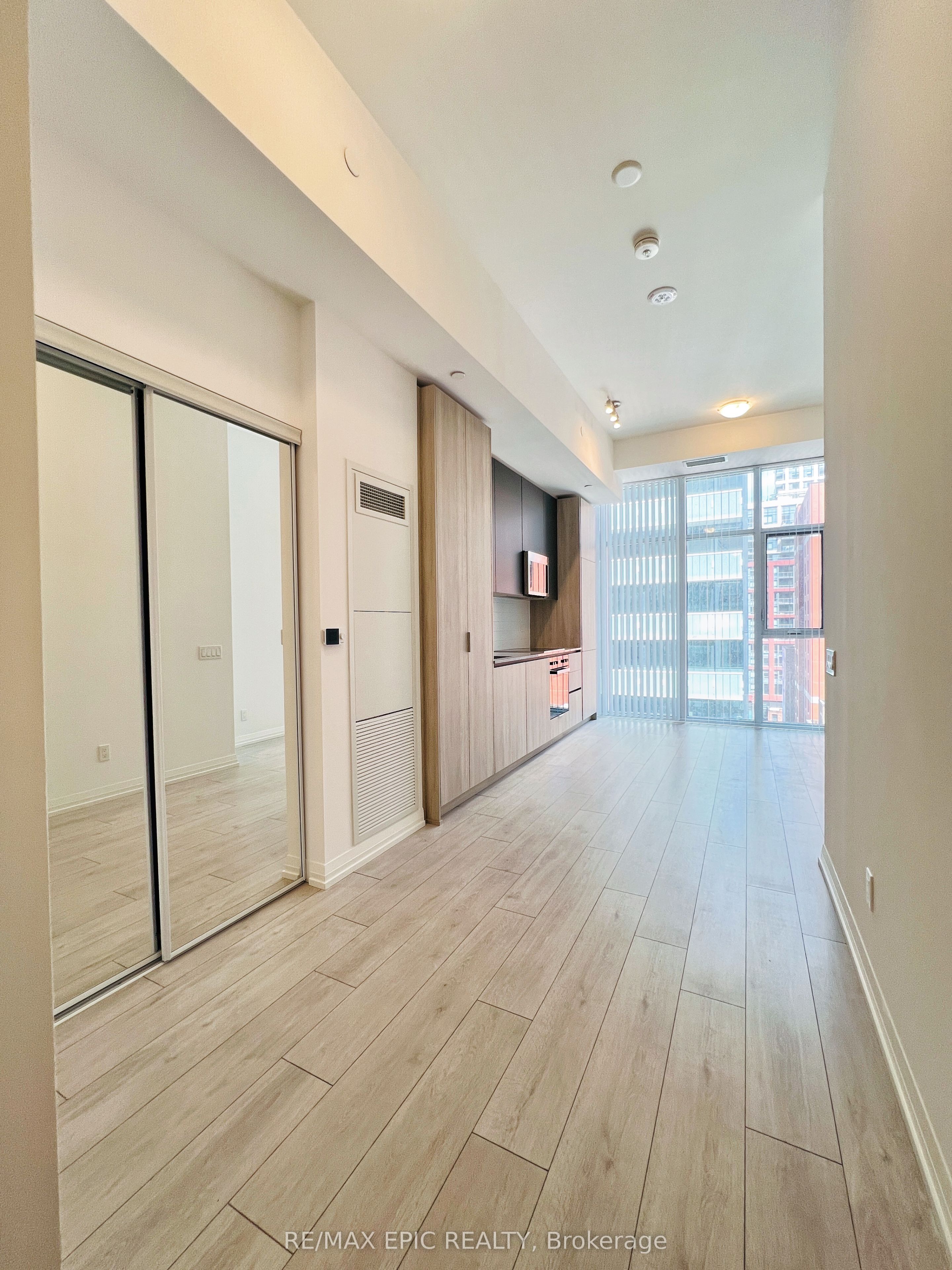 400 King Street W 902, Toronto, ON M5V 1K2 photo 2
