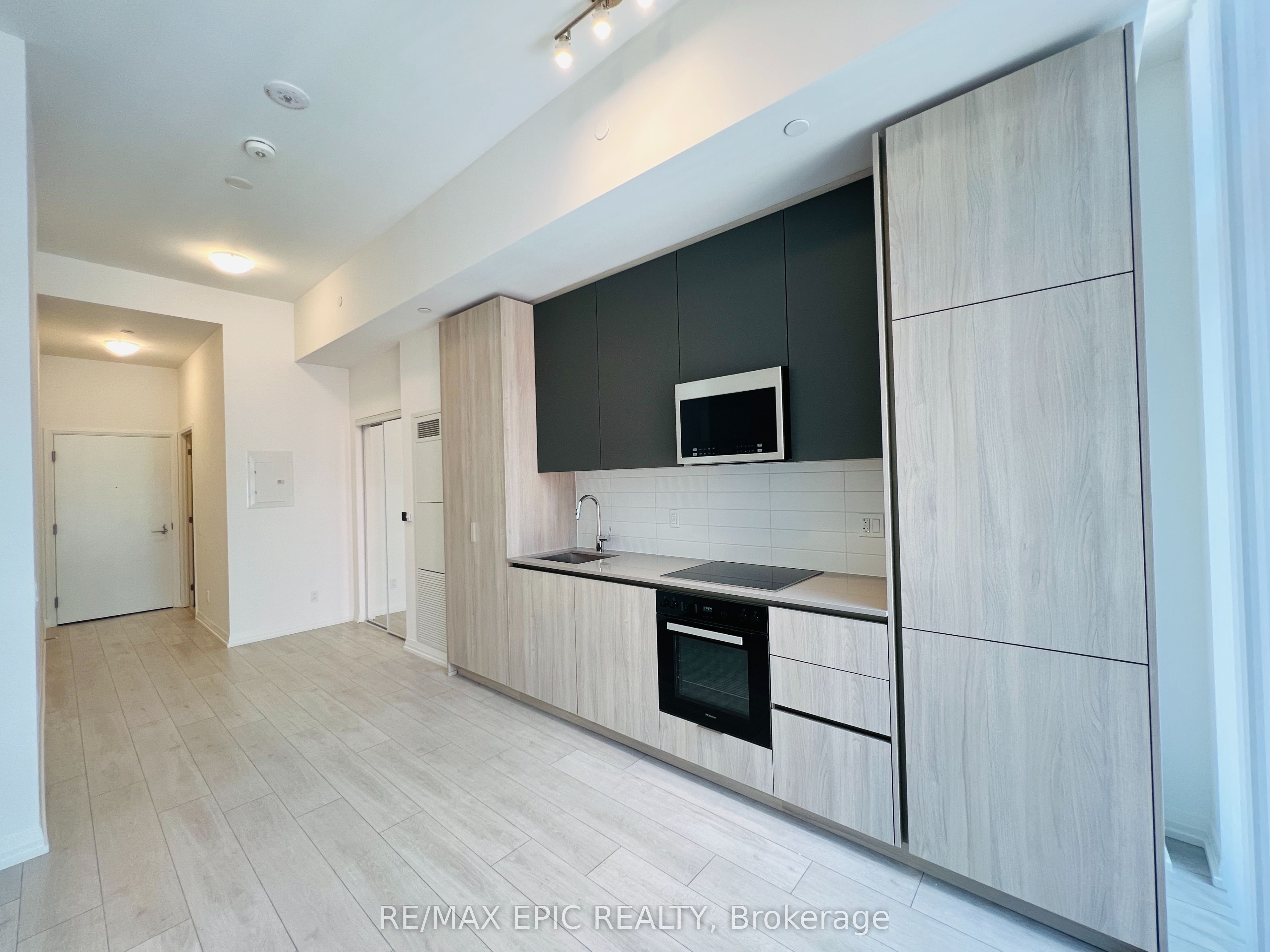 400 King Street W 902, Toronto, ON M5V 1K2 photo 3