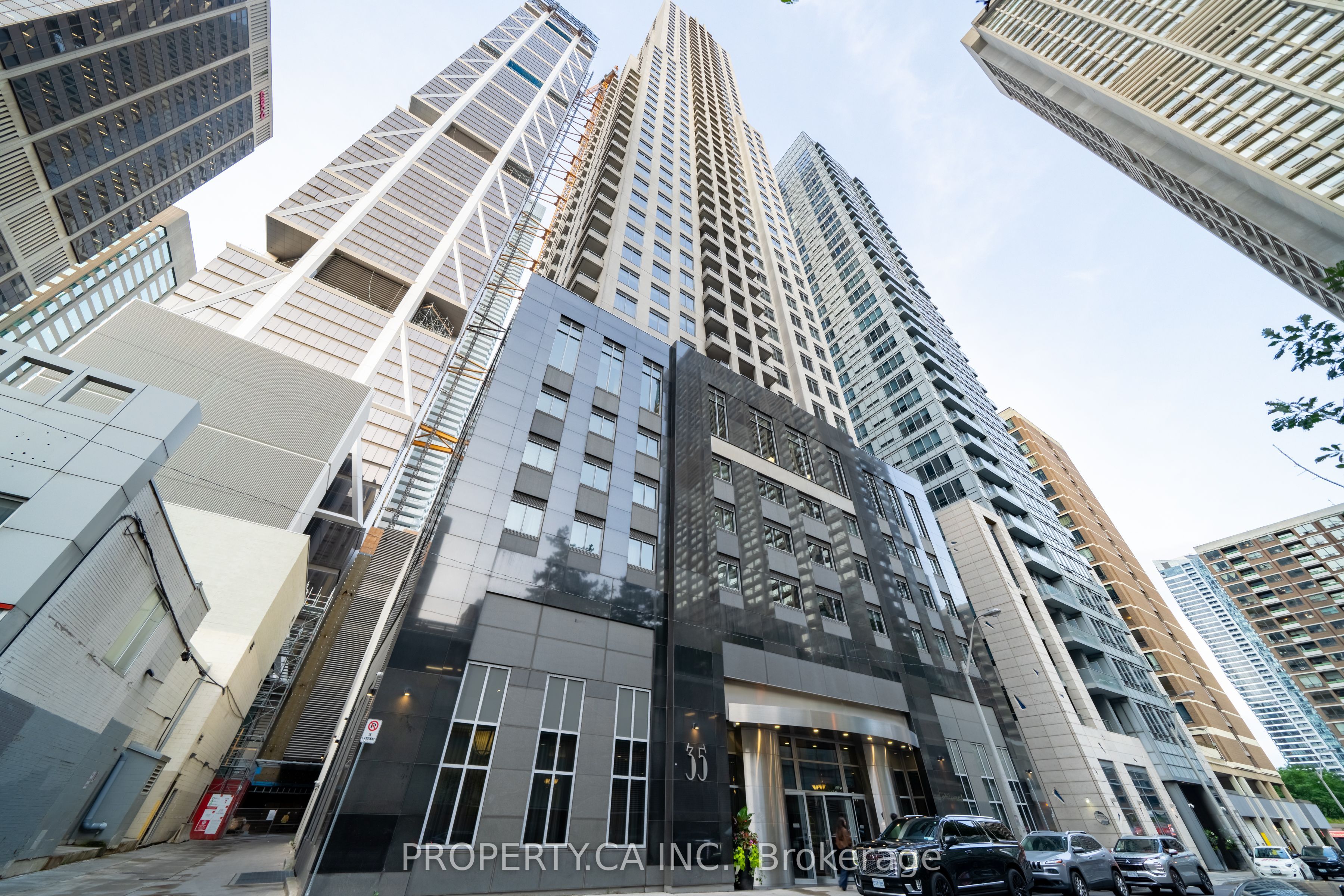 35 Balmuto Street 1804, Toronto, ON M4Y 0A3