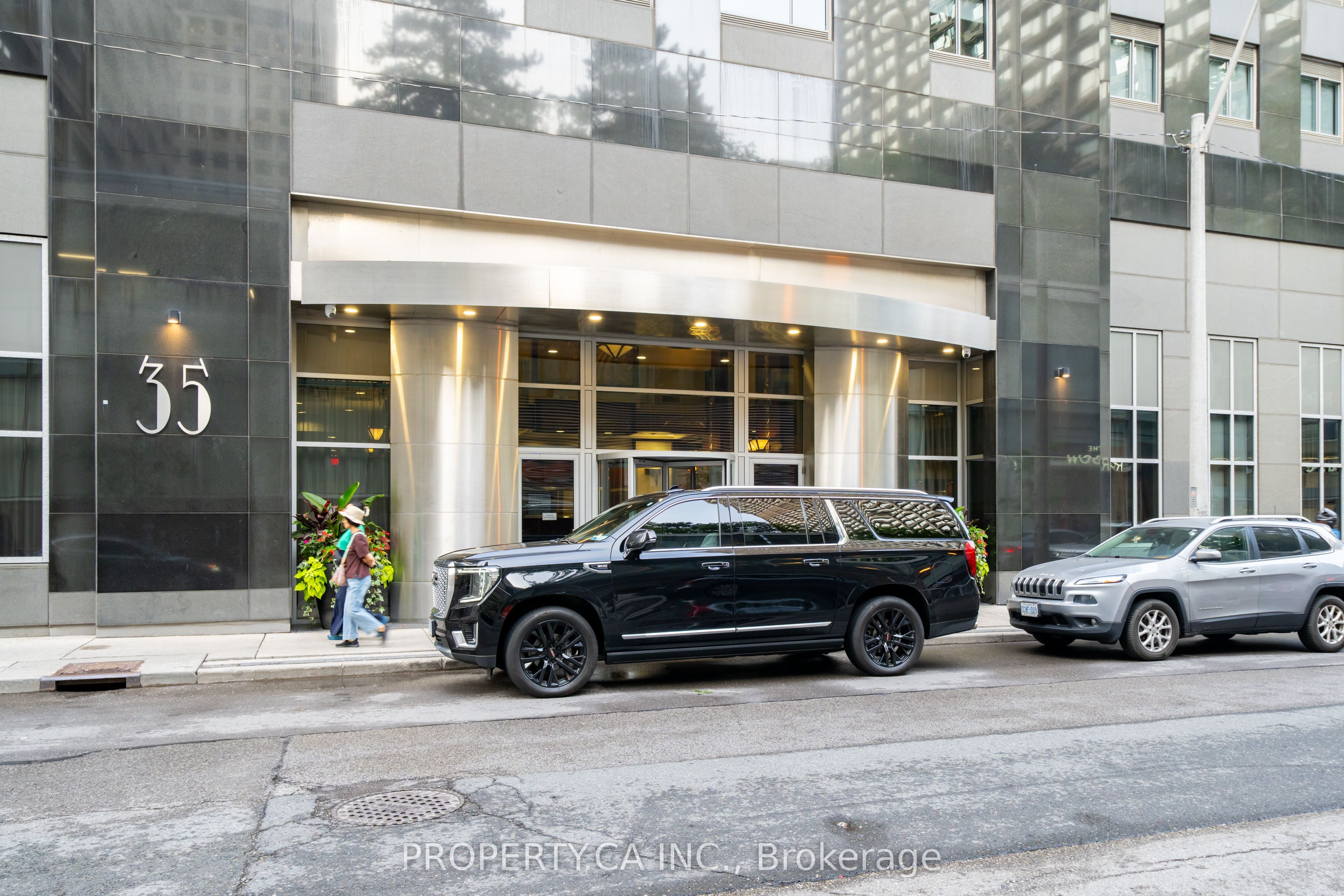 35 Balmuto Street 1804, Toronto, ON M4Y 0A3 photo 2