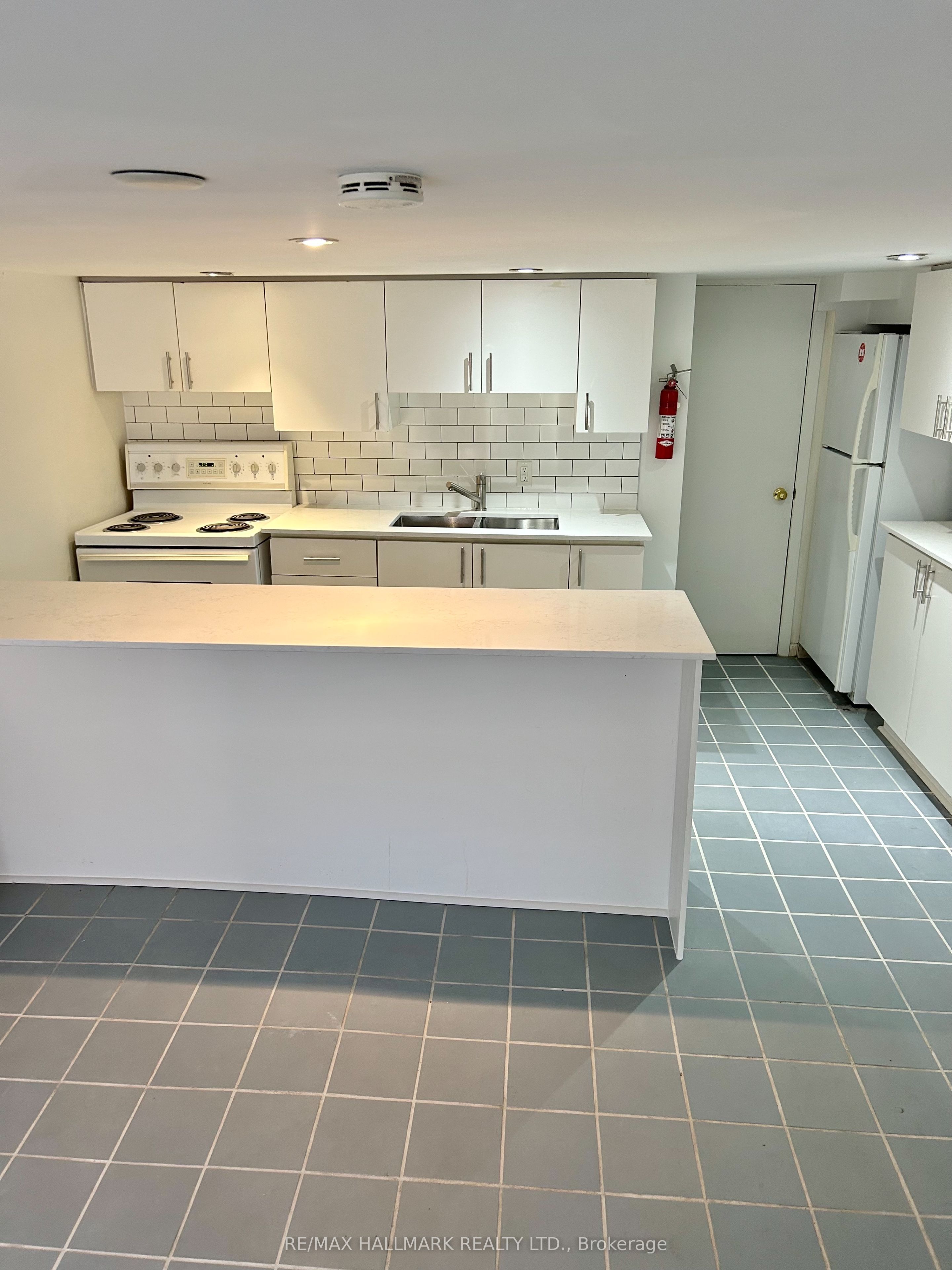 375 Palmerston Boulevard Lower, Toronto, ON M6G 2N5 photo 2