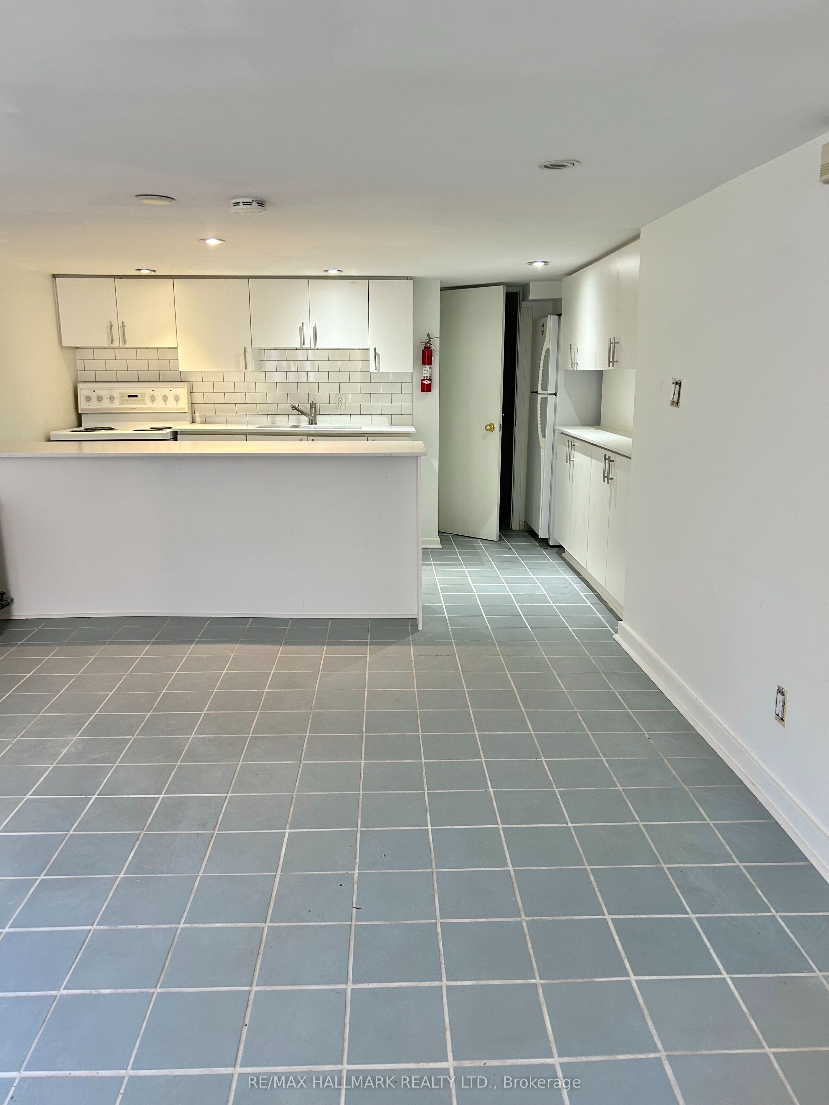 375 Palmerston Boulevard Lower, Toronto, ON M6G 2N5 photo 3