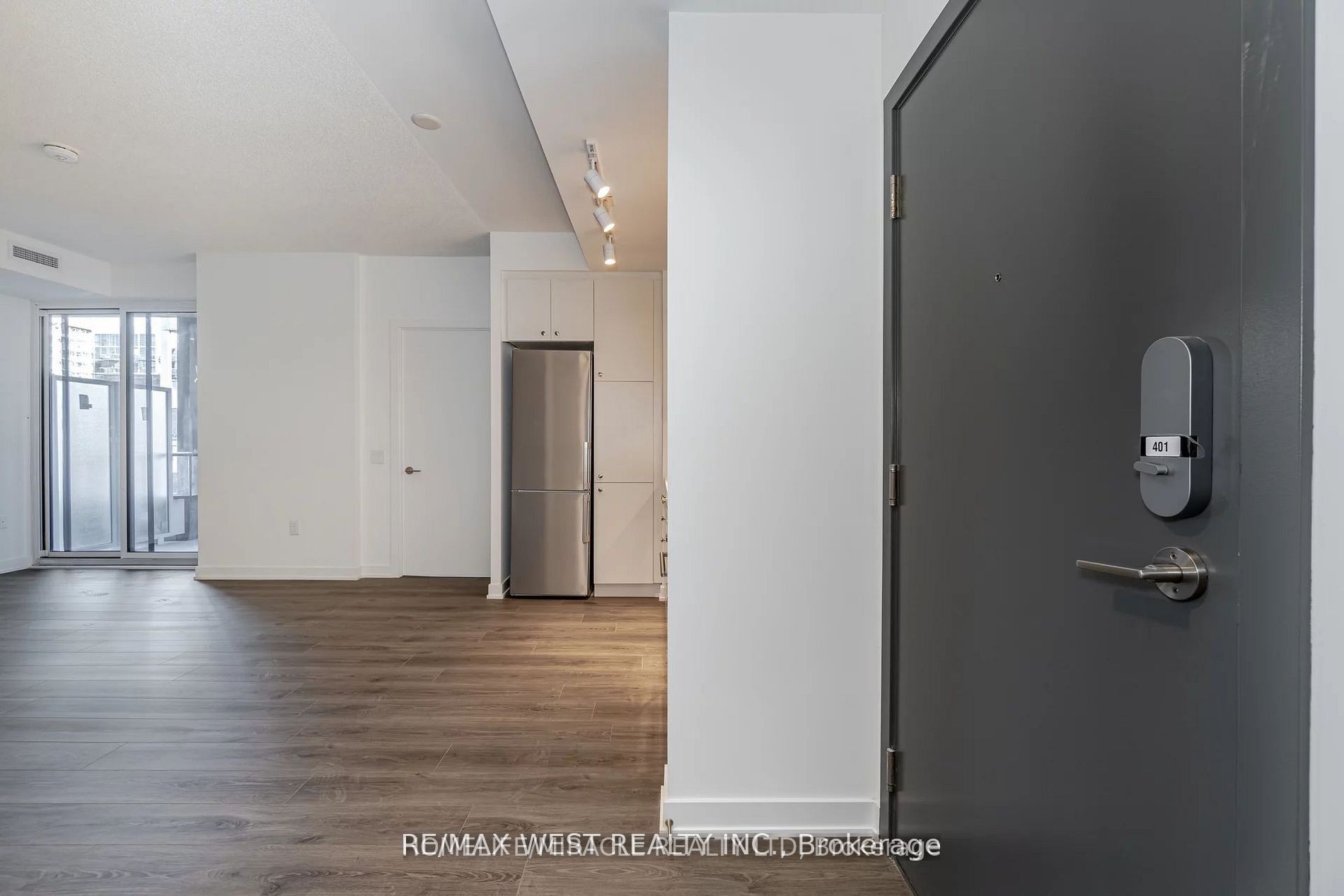 9 Tecumseth Street 401, Toronto, ON M5V 3G4 photo 5