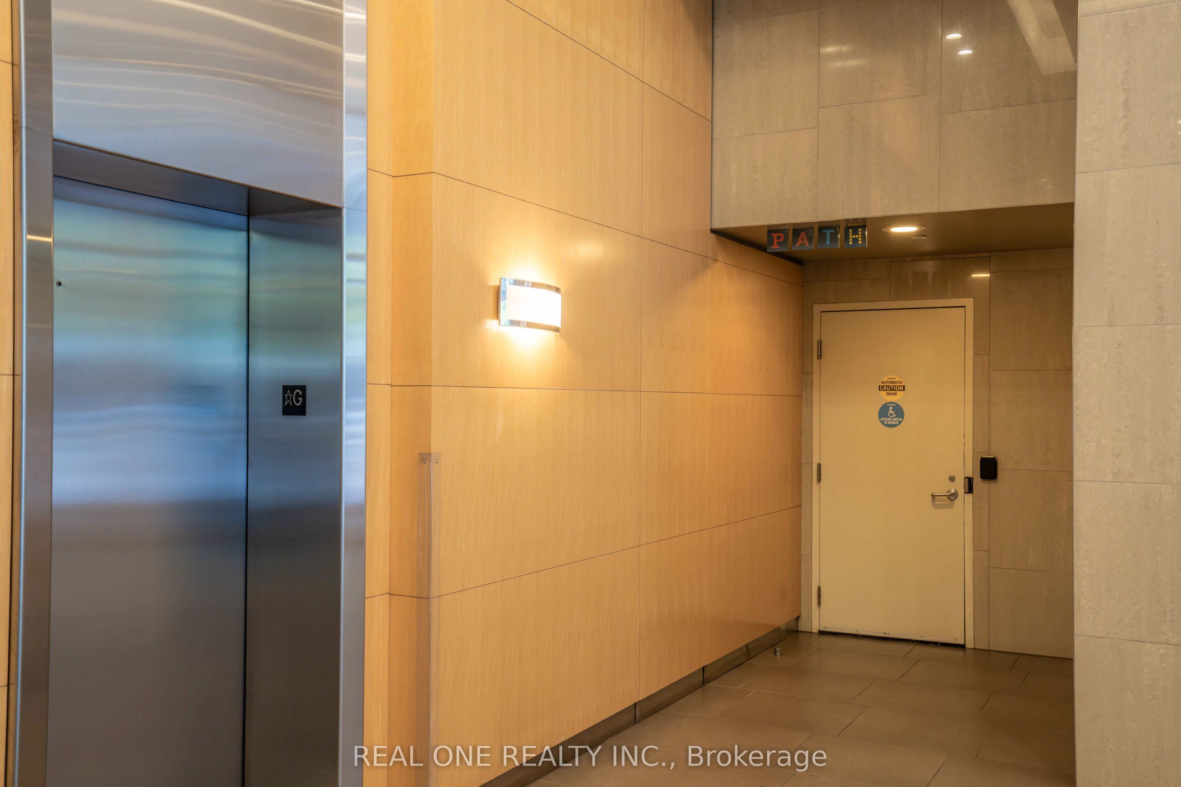65 Bremner Boulevard 1207, Toronto, ON M5J 0A7 photo 2
