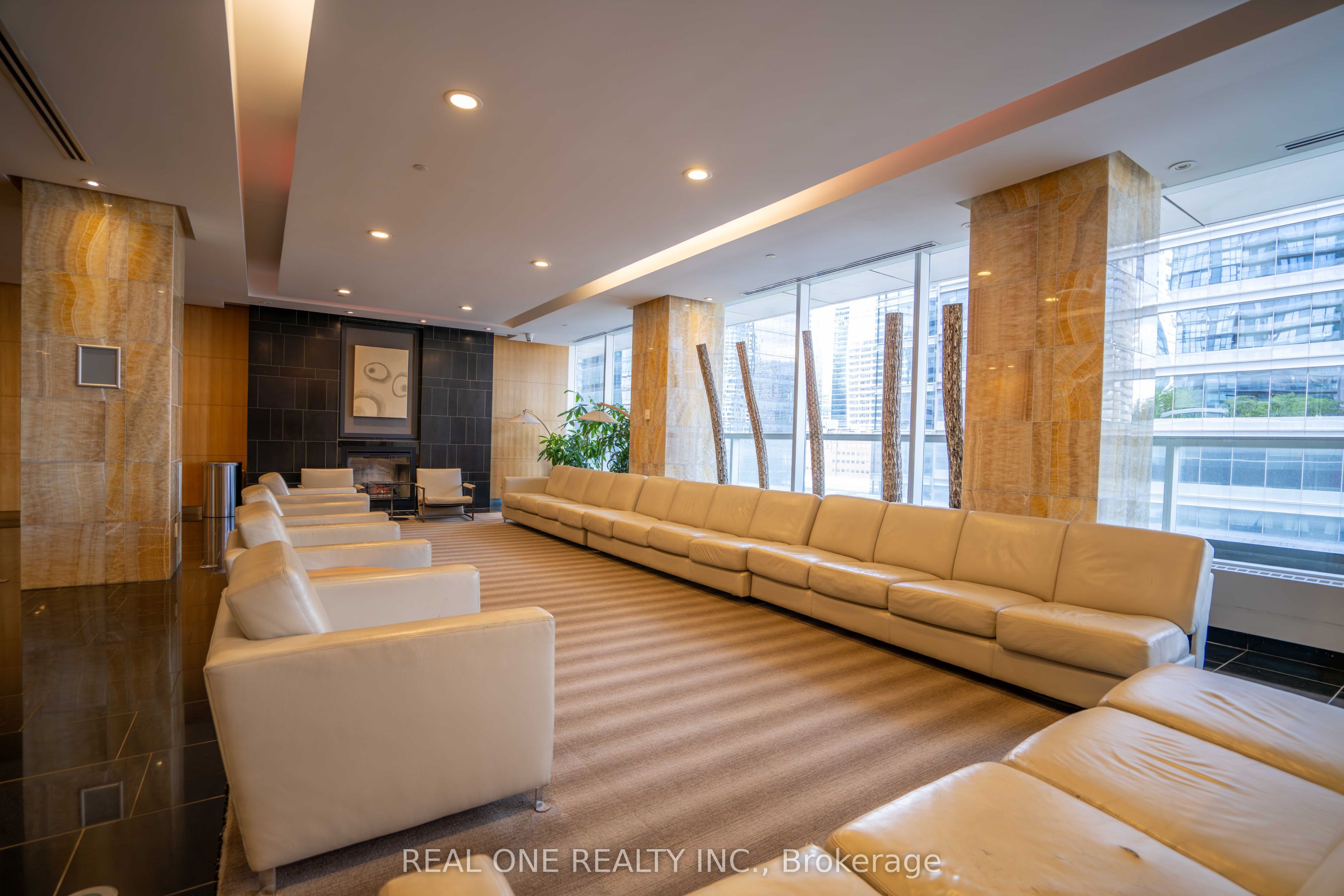 65 Bremner Boulevard 1207, Toronto, ON M5J 0A7 photo 3