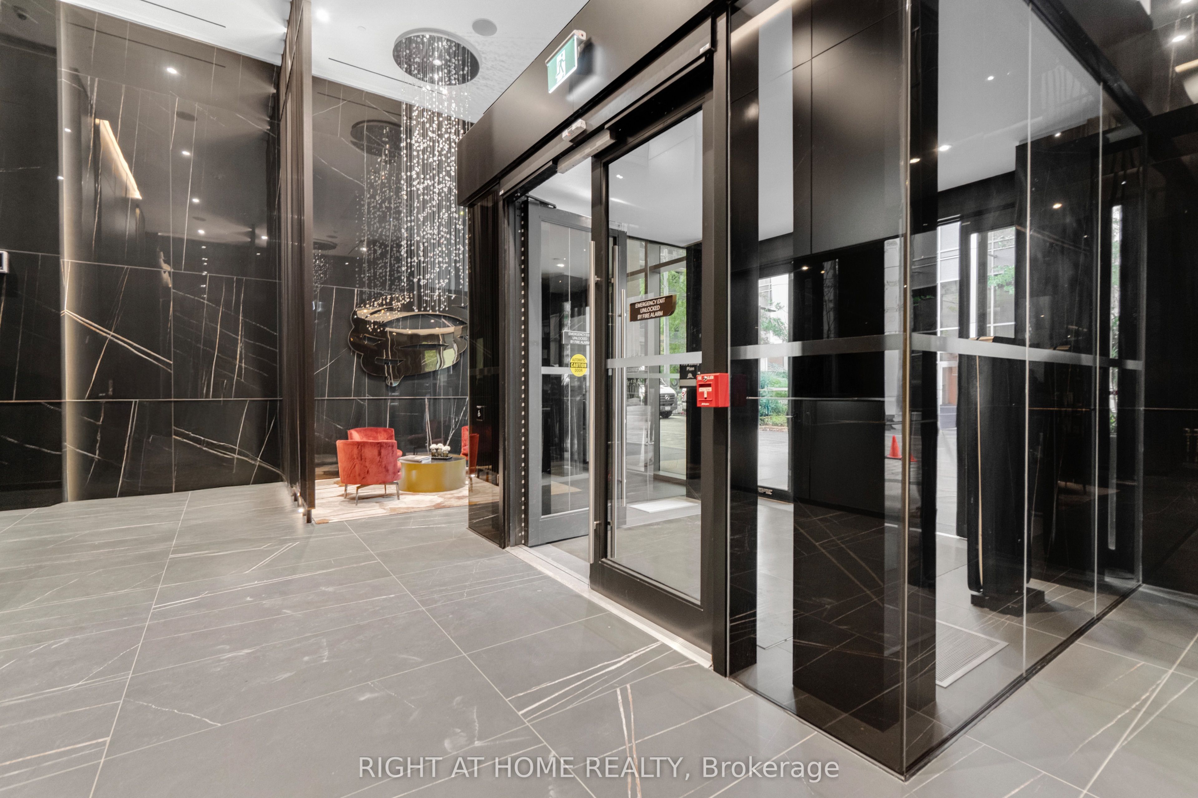 11 Yorkville Avenue 2113, Toronto, ON M4W 0B7 photo 4