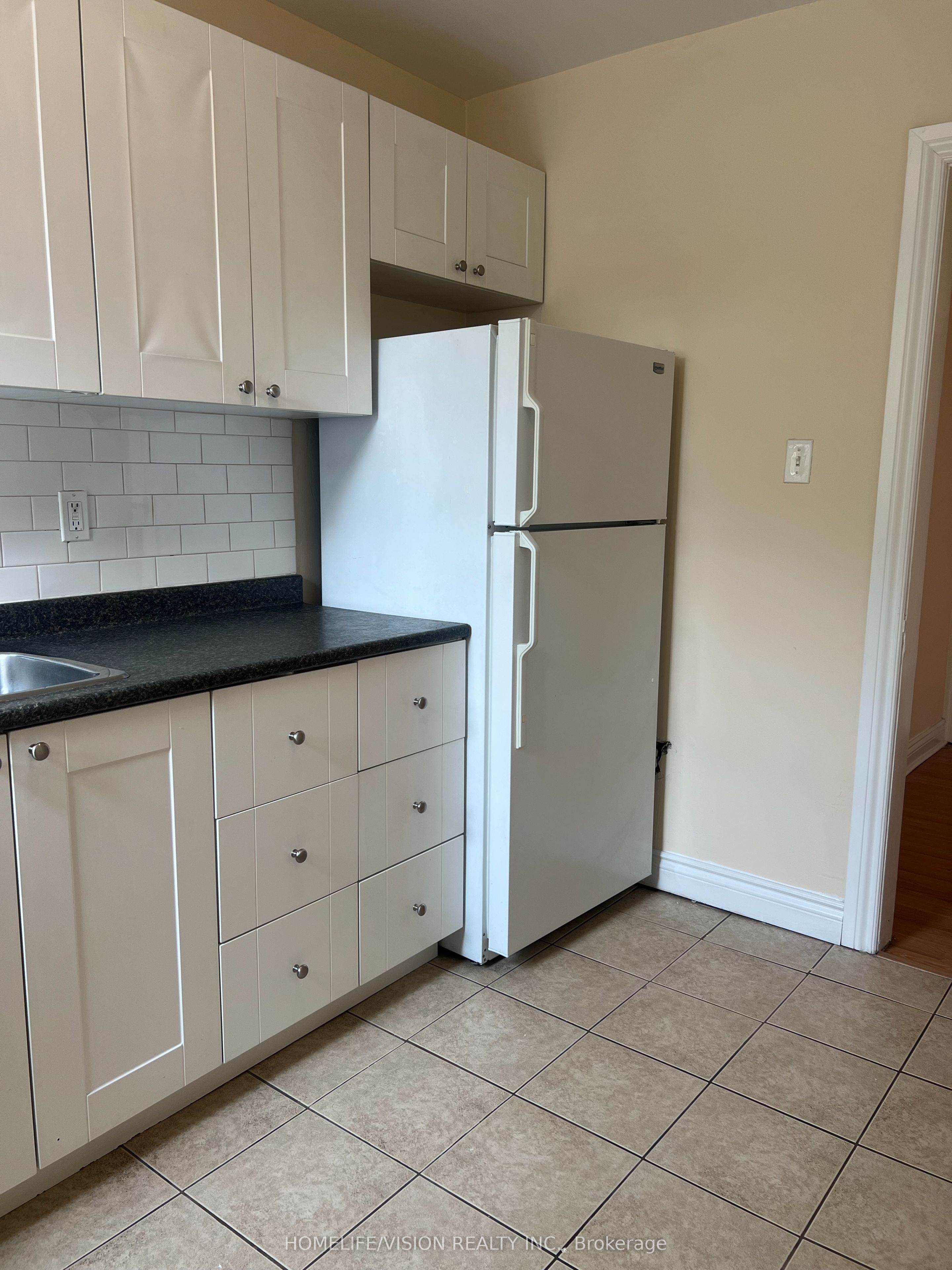 788 Eglinton Avenue E 1, Toronto, ON M4G 2L1 photo 4