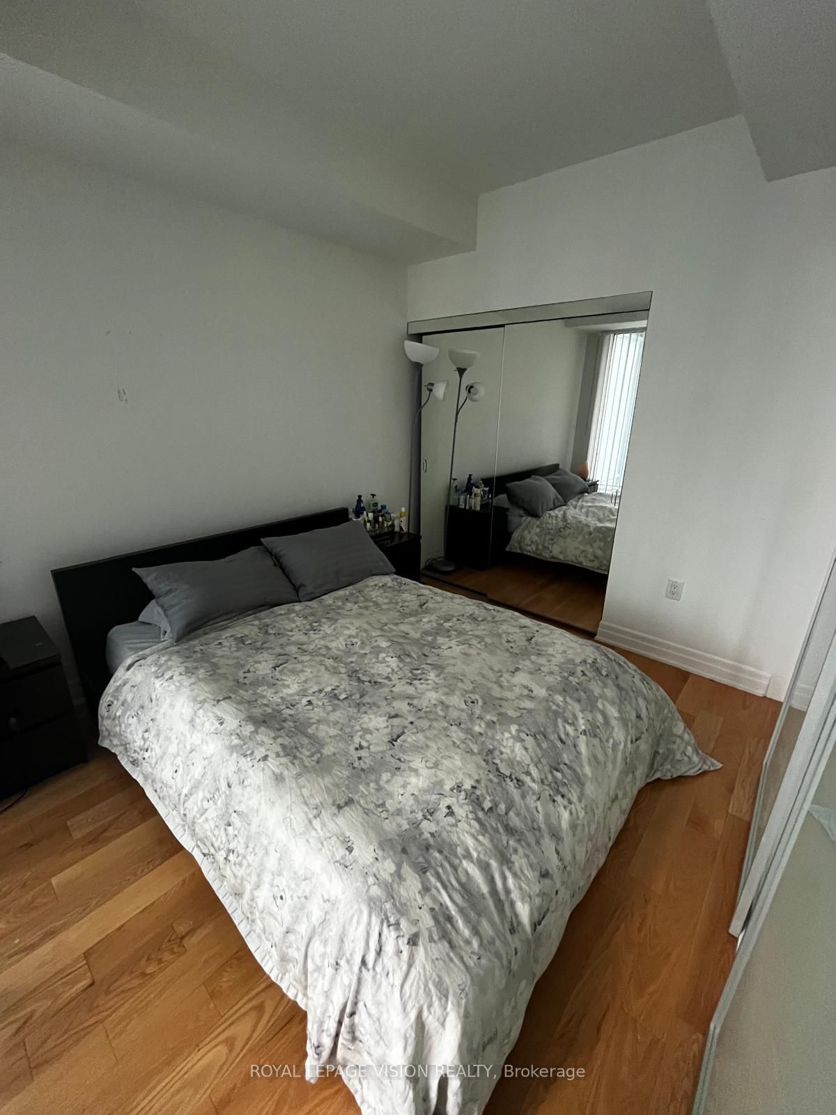 8 The Esplanade Avenue 2701, Toronto, ON M5E 0A6 photo 3