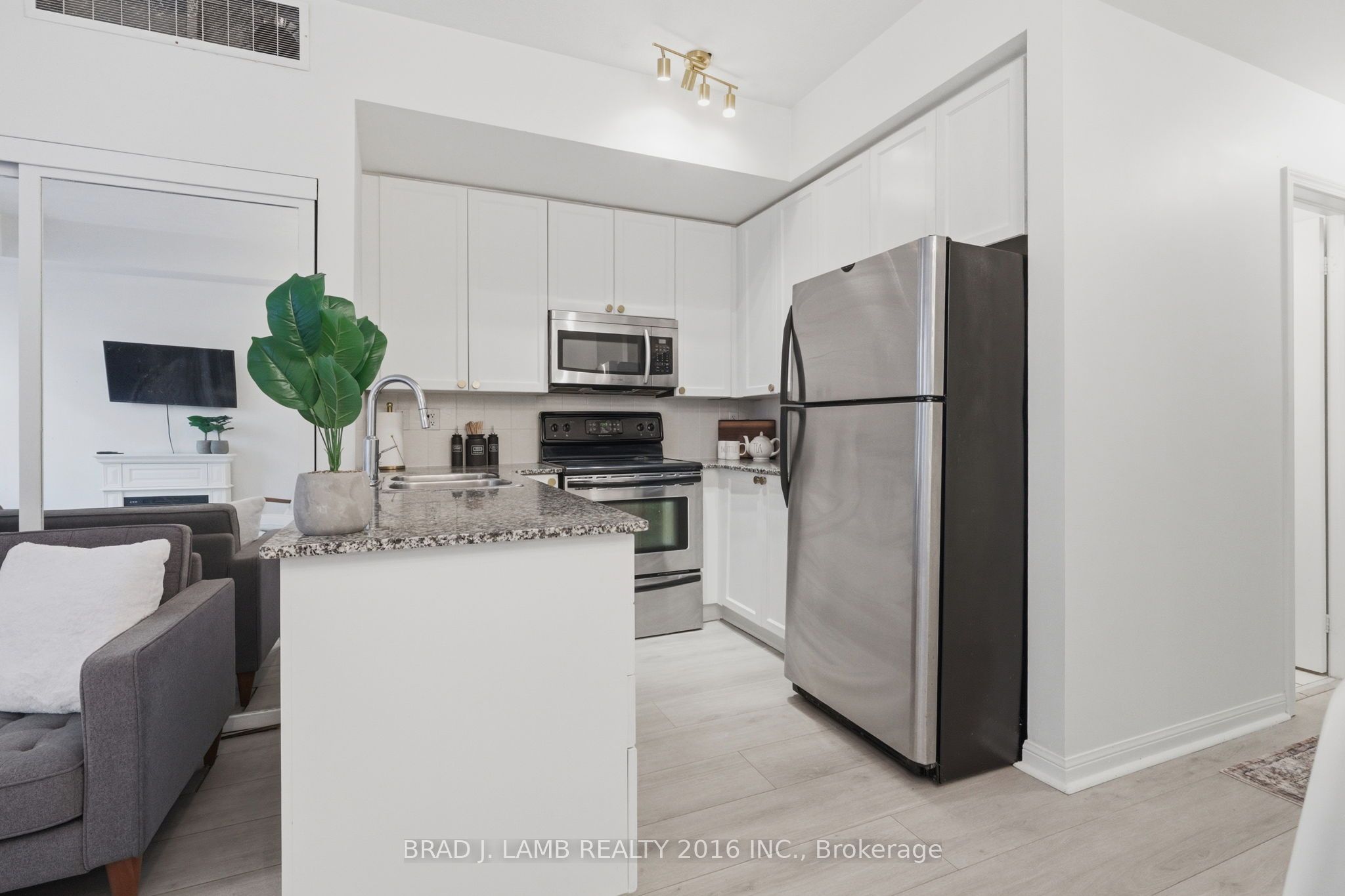 80 Carr Street 29, Toronto, ON M5T 1B7 photo 3