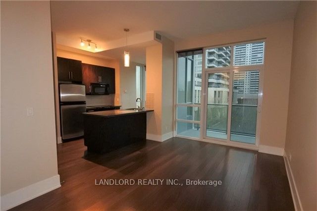 120 Homewood Avenue 418, Toronto, ON M4Y 2J3 photo 2