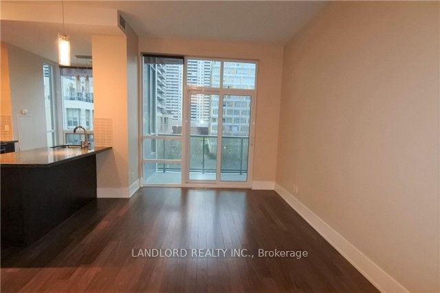 120 Homewood Avenue 418, Toronto, ON M4Y 2J3 photo 3