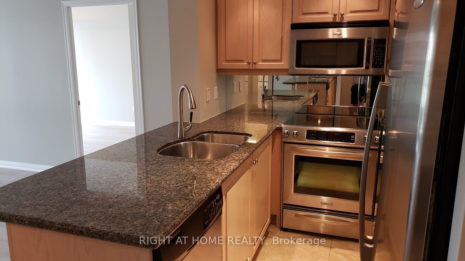900 Mount Pleasant Road 327, Toronto, ON M4P 3J9 photo 5