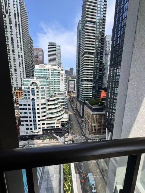 400 King Street W 1708, Toronto, ON M5V 0X3 photo 3