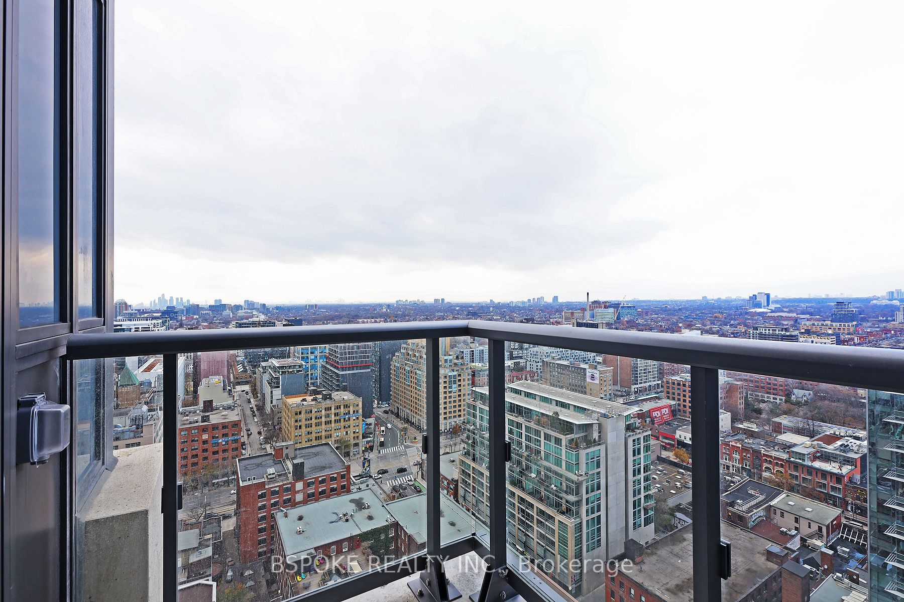108 Peter Street 2811, Toronto, ON M5V 0W2
