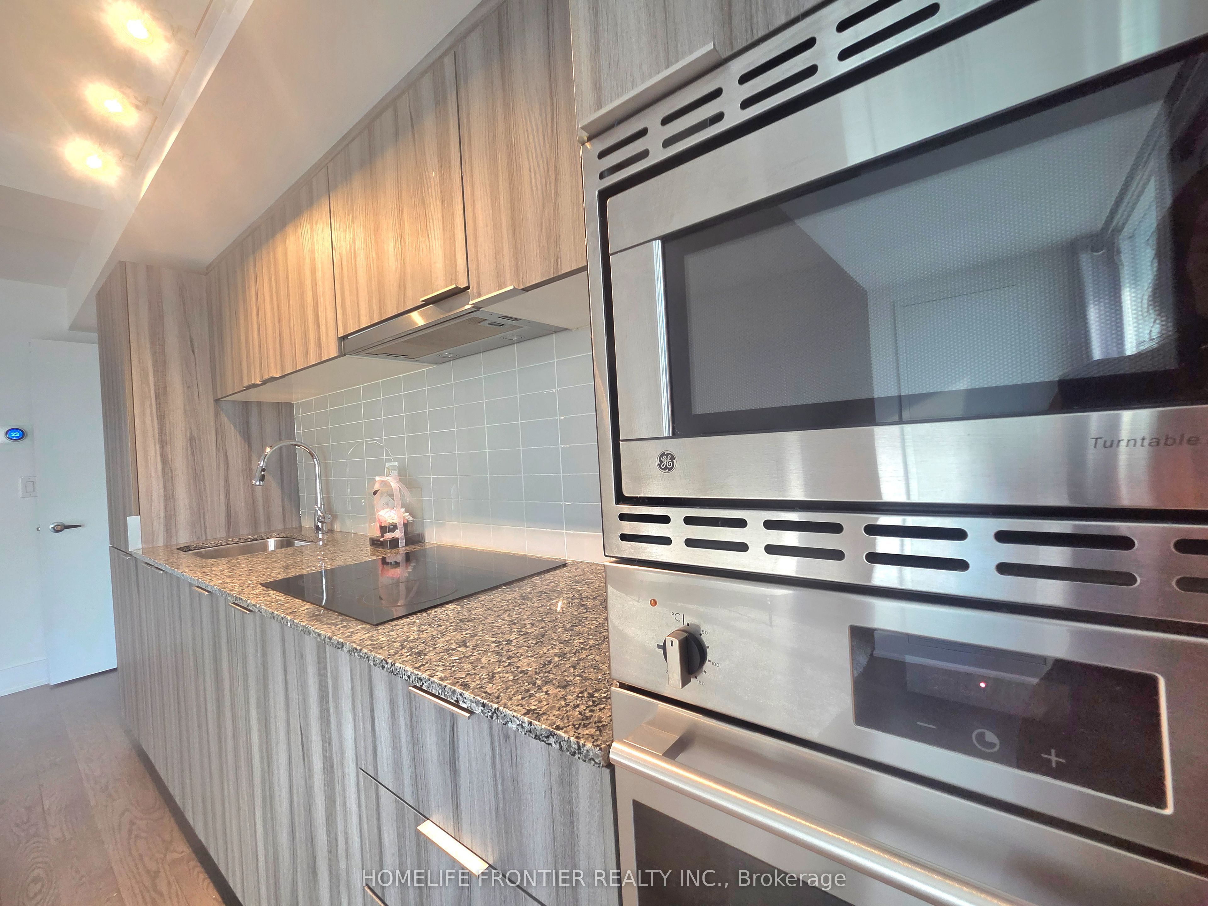 955 Bay Street 1701, Toronto, ON M5S 2A2 photo 3