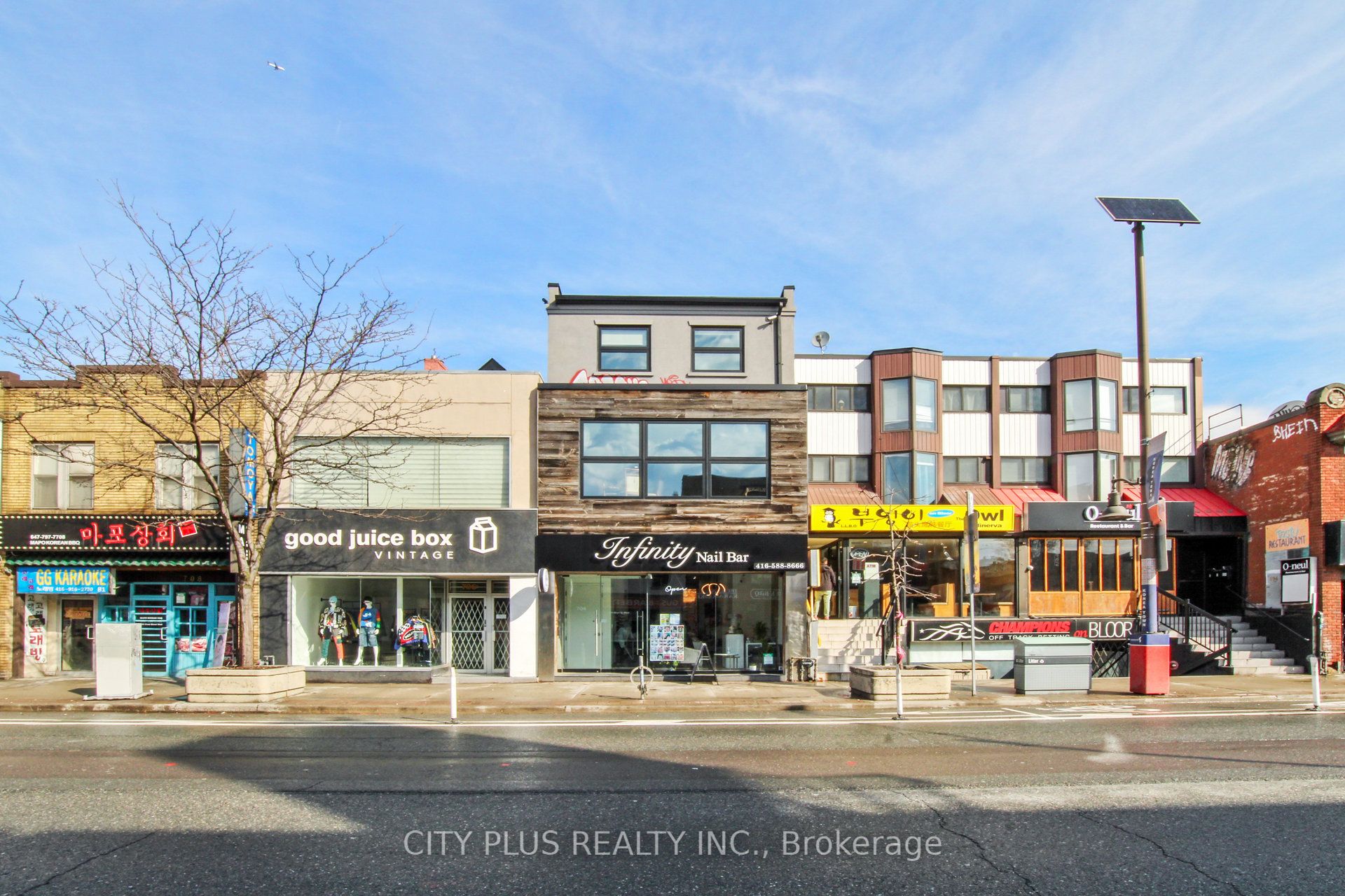 704 Bloor Street W, Toronto, ON M6G 1L4