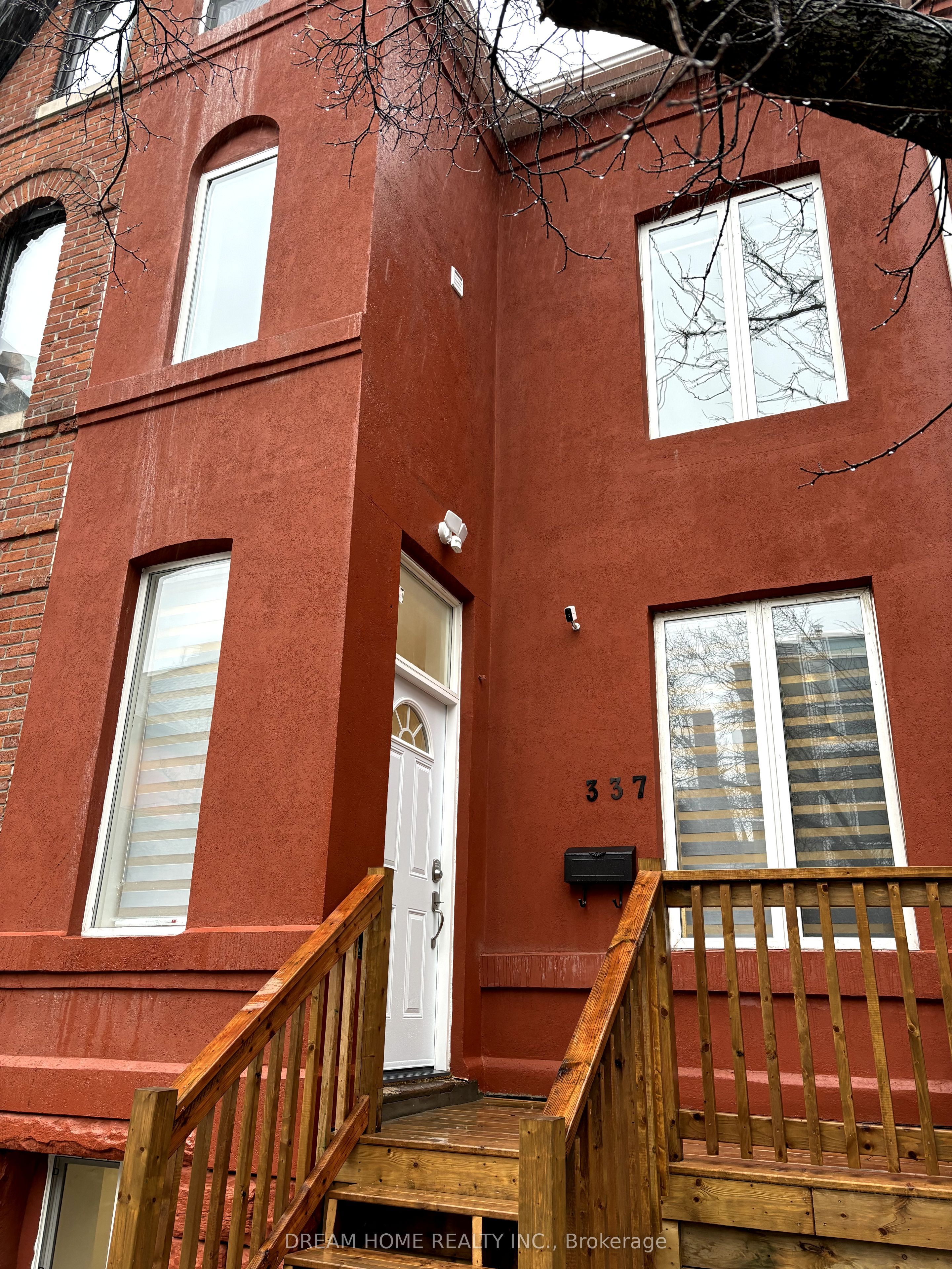 337 Mutual Street W Bsmt B2, Toronto, ON M4Y 1X6 photo 2