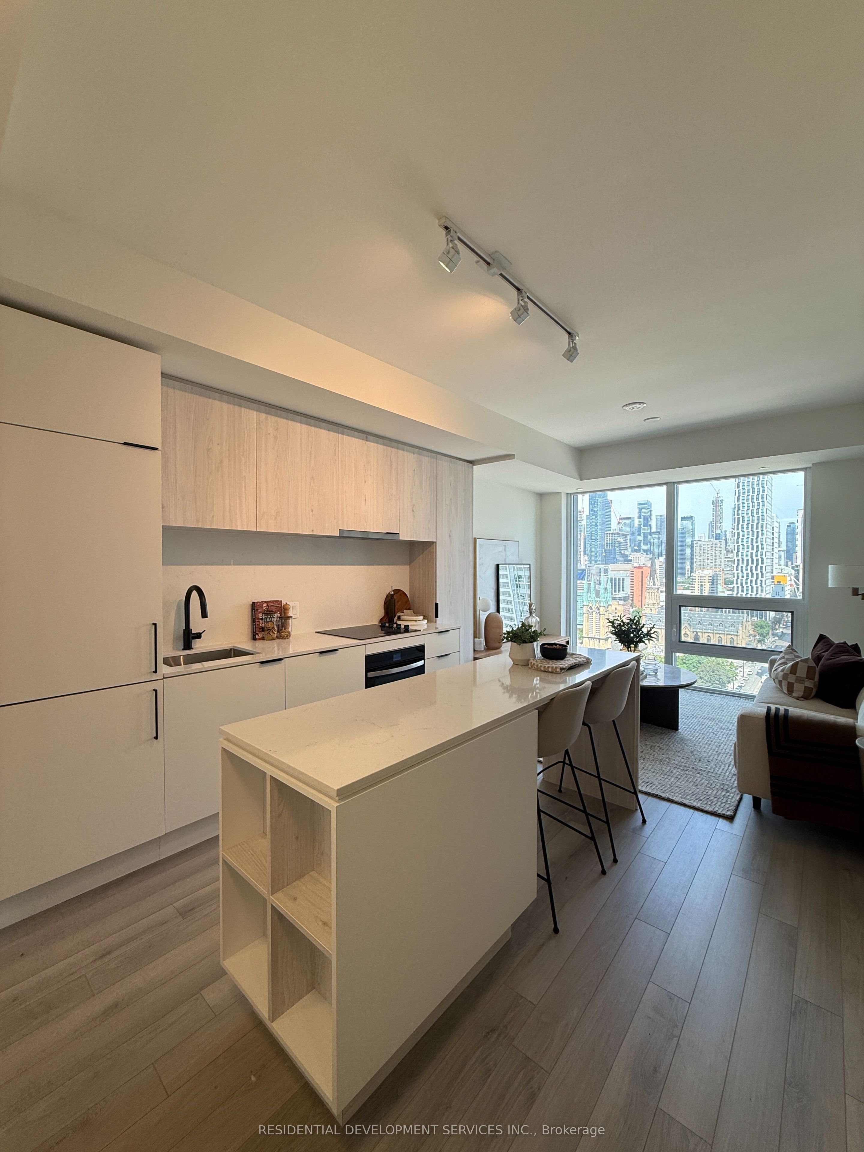 89 Church Street 2204, Toronto, ON M5C 0B7 photo 2