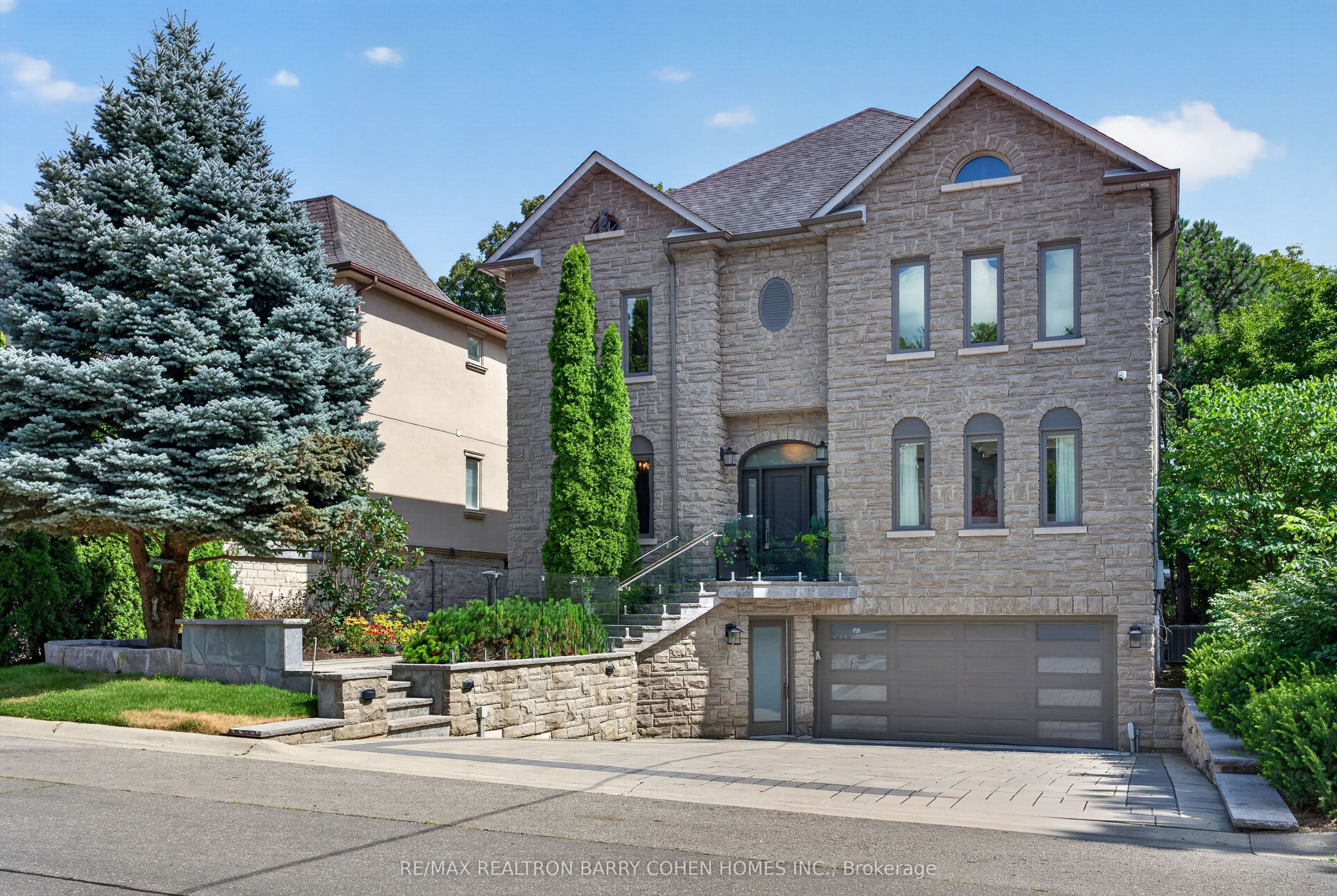 33 Munro Boulevard, Toronto, ON M2P 1C1 photo 2