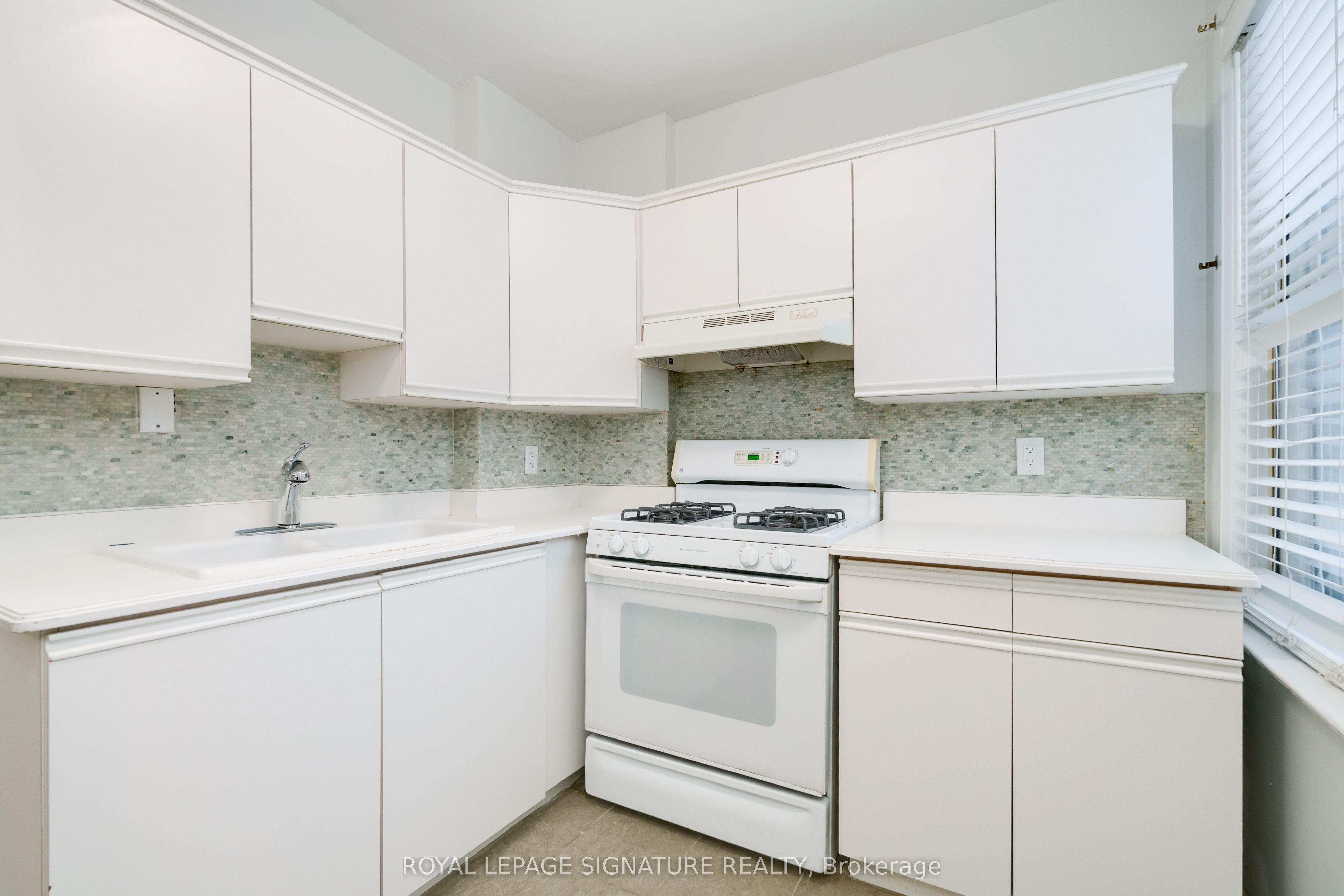 27 Hillsboro Avenue Unit 2, Toronto, ON M5R 1S6 photo 5