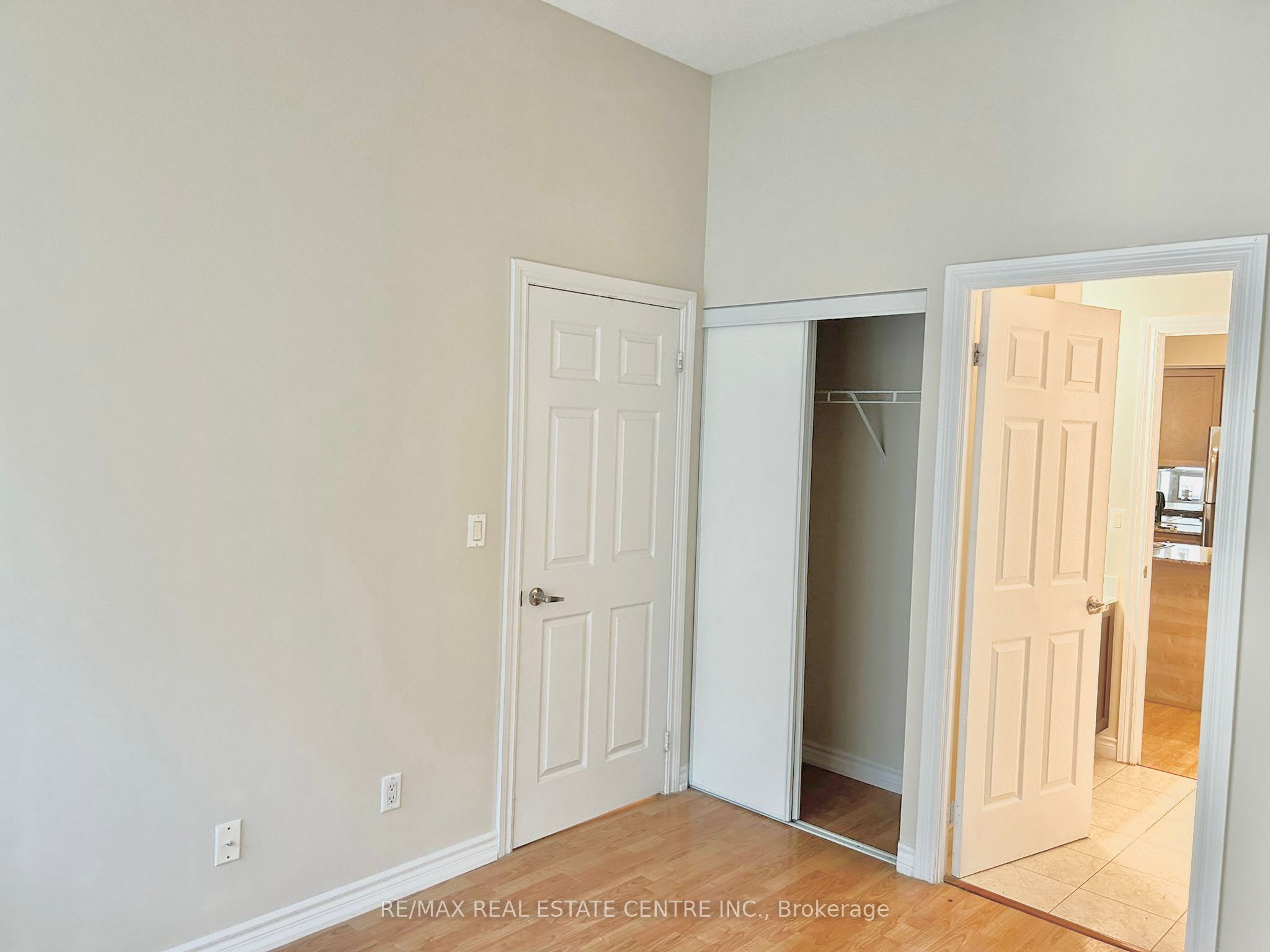 761 Bay Street 204, Toronto, ON M5G 2R2 photo 2