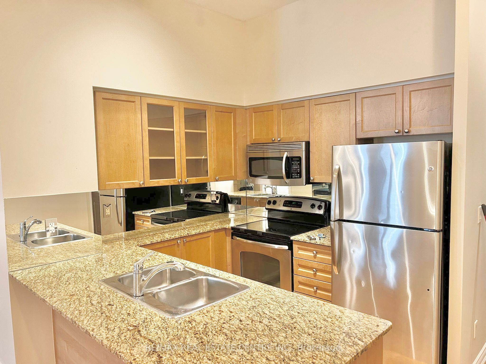 761 Bay Street 204, Toronto, ON M5G 2R2 photo 3